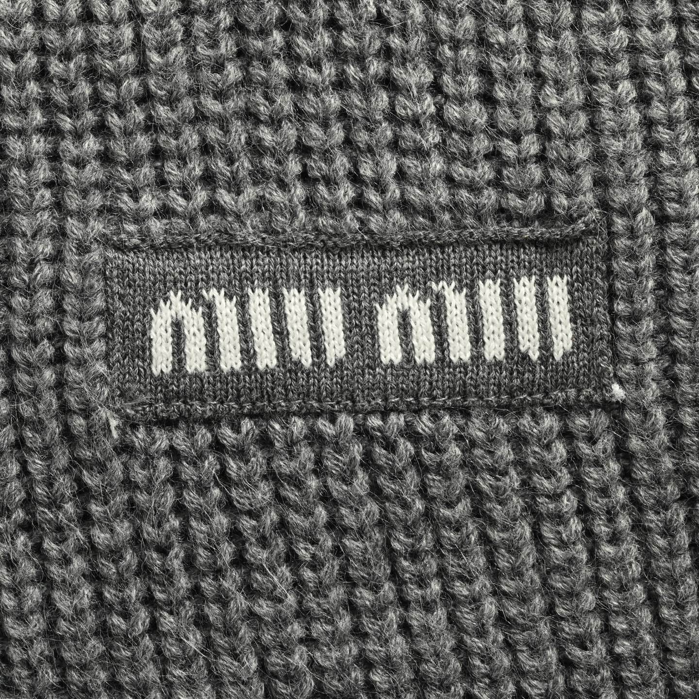 Miu Miu 25Fw Miu小标灰白V领毛衣 源自秀场的灰白条纹-Chinese UA Cheap High Quatity Brand Clothes Bags handbags Sneakers wholesale wholesaler seller from China Factory suppliers Fashion Clothing Shoes best Quality Beautiful Price Miu Miu 25Fw Miu小标灰白V领毛衣 源自秀场的灰白条纹