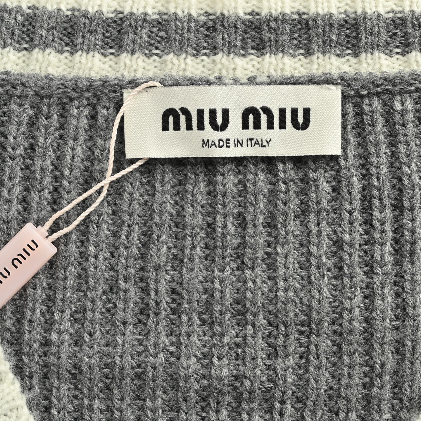 Miu Miu 25Fw Miu小标灰白V领毛衣 源自秀场的灰白条纹-Chinese UA Cheap High Quatity Brand Clothes Bags handbags Sneakers wholesale wholesaler seller from China Factory suppliers Fashion Clothing Shoes best Quality Beautiful Price Miu Miu 25Fw Miu小标灰白V领毛衣 源自秀场的灰白条纹