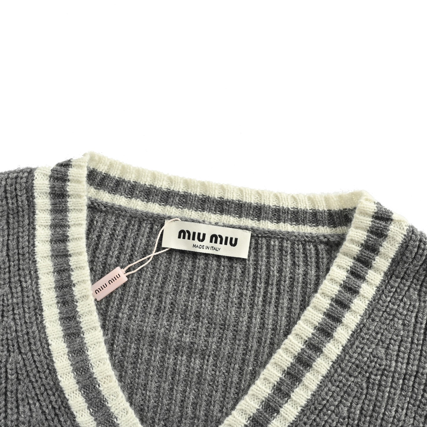 Miu Miu 25Fw Miu小标灰白V领毛衣 源自秀场的灰白条纹-Chinese UA Cheap High Quatity Brand Clothes Bags handbags Sneakers wholesale wholesaler seller from China Factory suppliers Fashion Clothing Shoes best Quality Beautiful Price Miu Miu 25Fw Miu小标灰白V领毛衣 源自秀场的灰白条纹