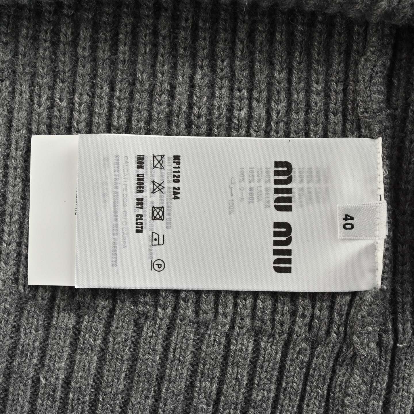 Miu Miu 25Fw Miu小标灰白V领毛衣 源自秀场的灰白条纹-Chinese UA Cheap High Quatity Brand Clothes Bags handbags Sneakers wholesale wholesaler seller from China Factory suppliers Fashion Clothing Shoes best Quality Beautiful Price Miu Miu 25Fw Miu小标灰白V领毛衣 源自秀场的灰白条纹