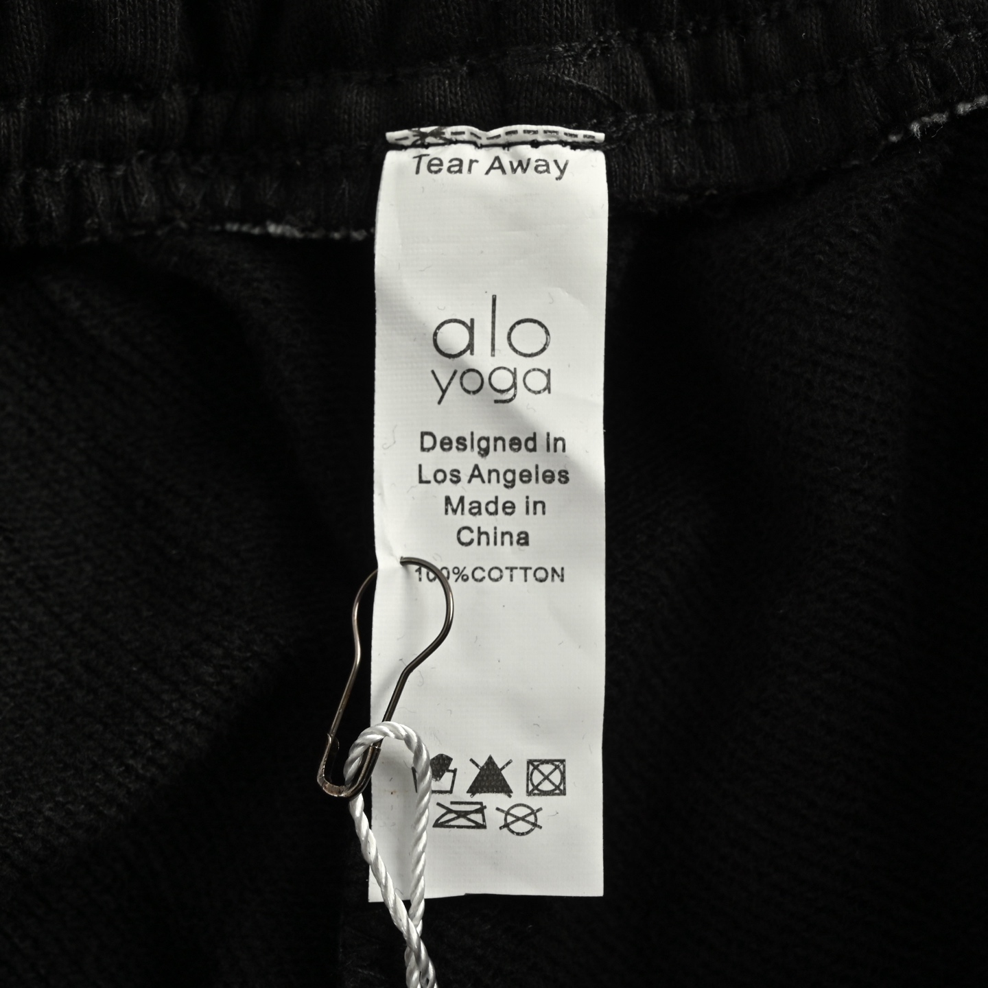 ALO 25Fw 压胶银标直筒长裤 简约大气的设计 直筒裤型 腰部松紧带 裤子长度直接盖住鞋子
