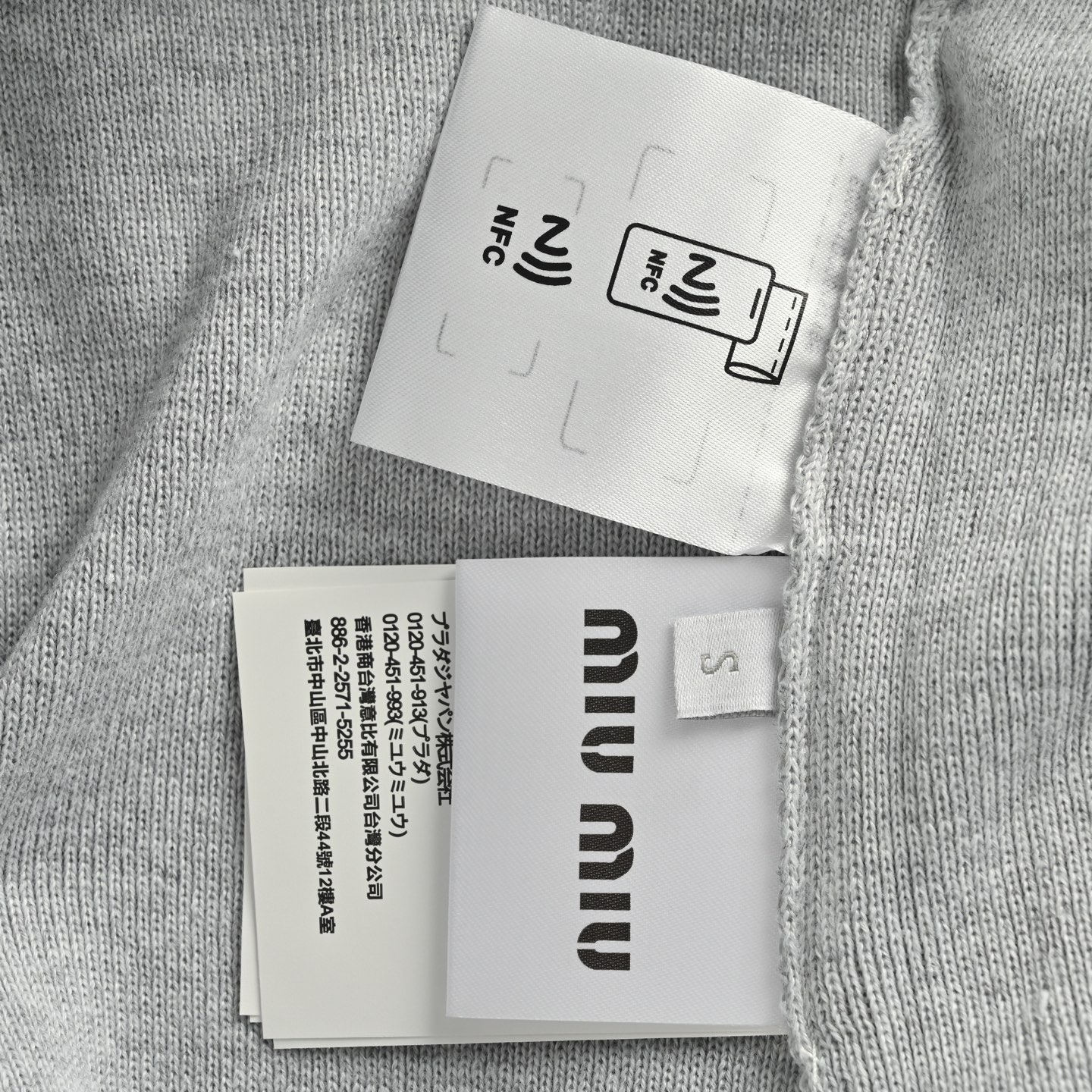 Miu Miu 25Fw Miu小标灰色圆领毛衣-Chinese UA Cheap High Quatity Brand Clothes Bags handbags Sneakers wholesale wholesaler seller from China Factory suppliers Fashion Clothing Shoes best Quality Beautiful Price Miu Miu 25Fw Miu小标灰色圆领毛衣