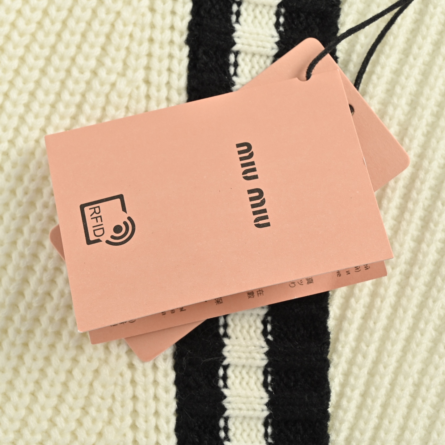 Miu Miu/缪缪 25Fw 刺绣徽标撞色开衫毛衣 Miu Miu/缪缪 25Fw 刺绣徽标撞色开衫毛衣