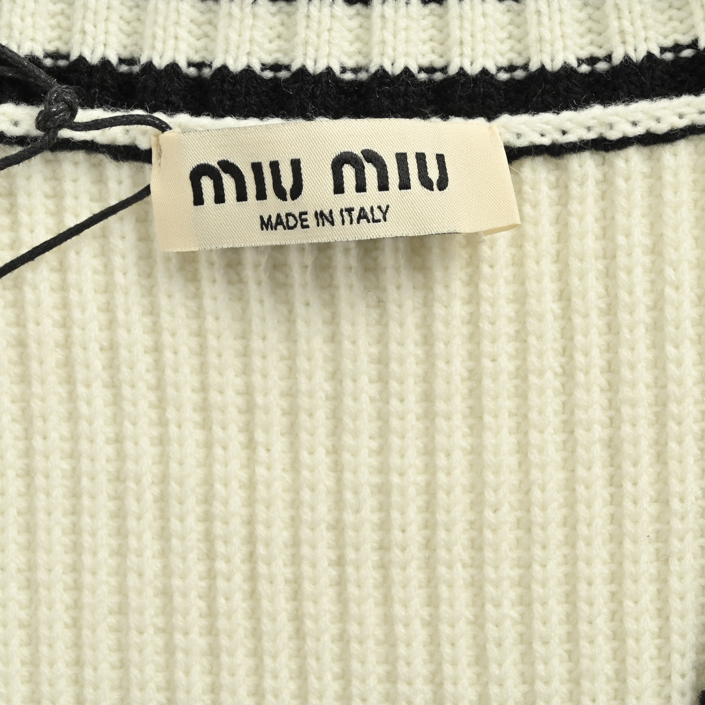 Miu Miu/缪缪 25Fw 刺绣徽标撞色开衫毛衣 Miu Miu/缪缪 25Fw 刺绣徽标撞色开衫毛衣