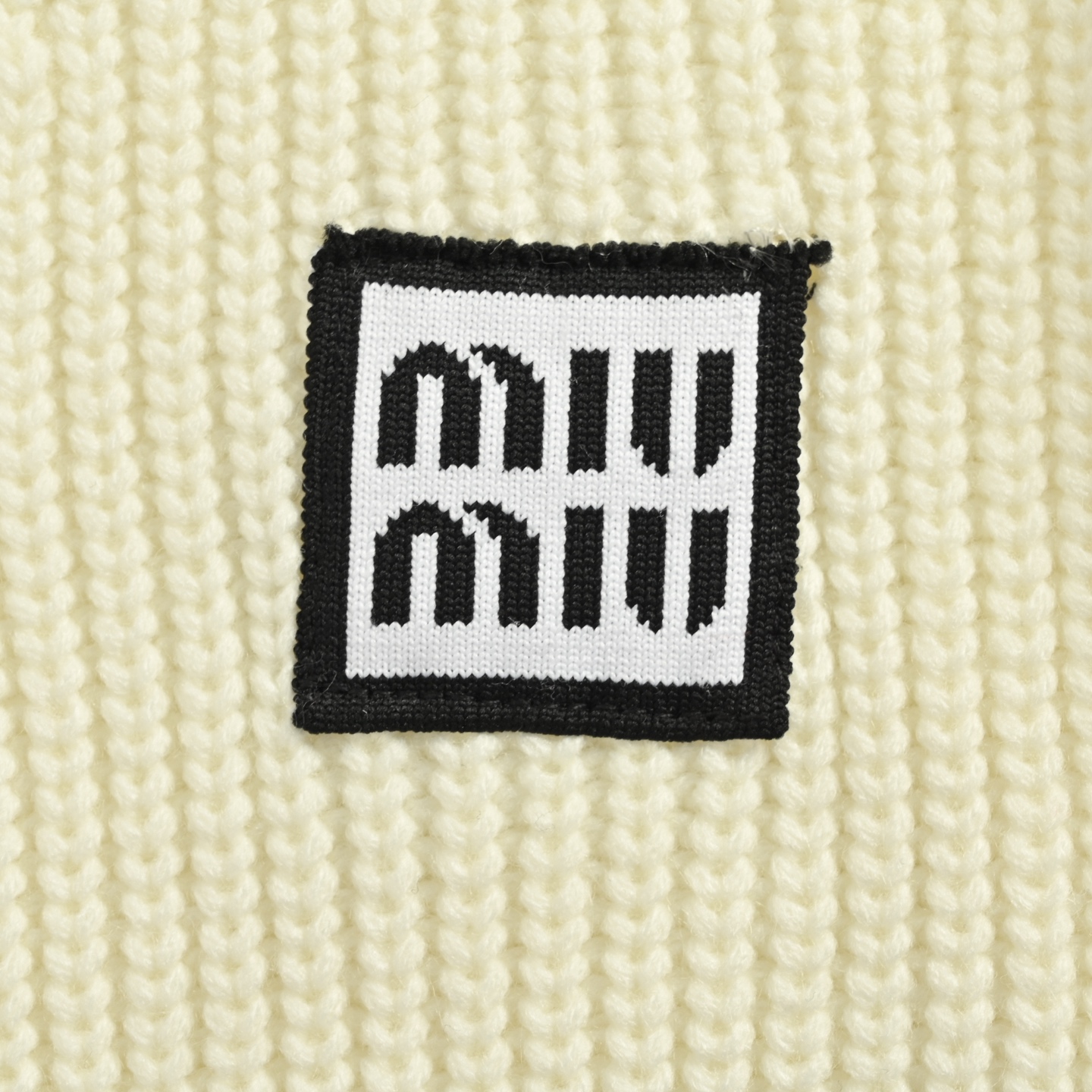 Miu Miu/缪缪 25Fw 刺绣徽标撞色开衫毛衣 Miu Miu/缪缪 25Fw 刺绣徽标撞色开衫毛衣