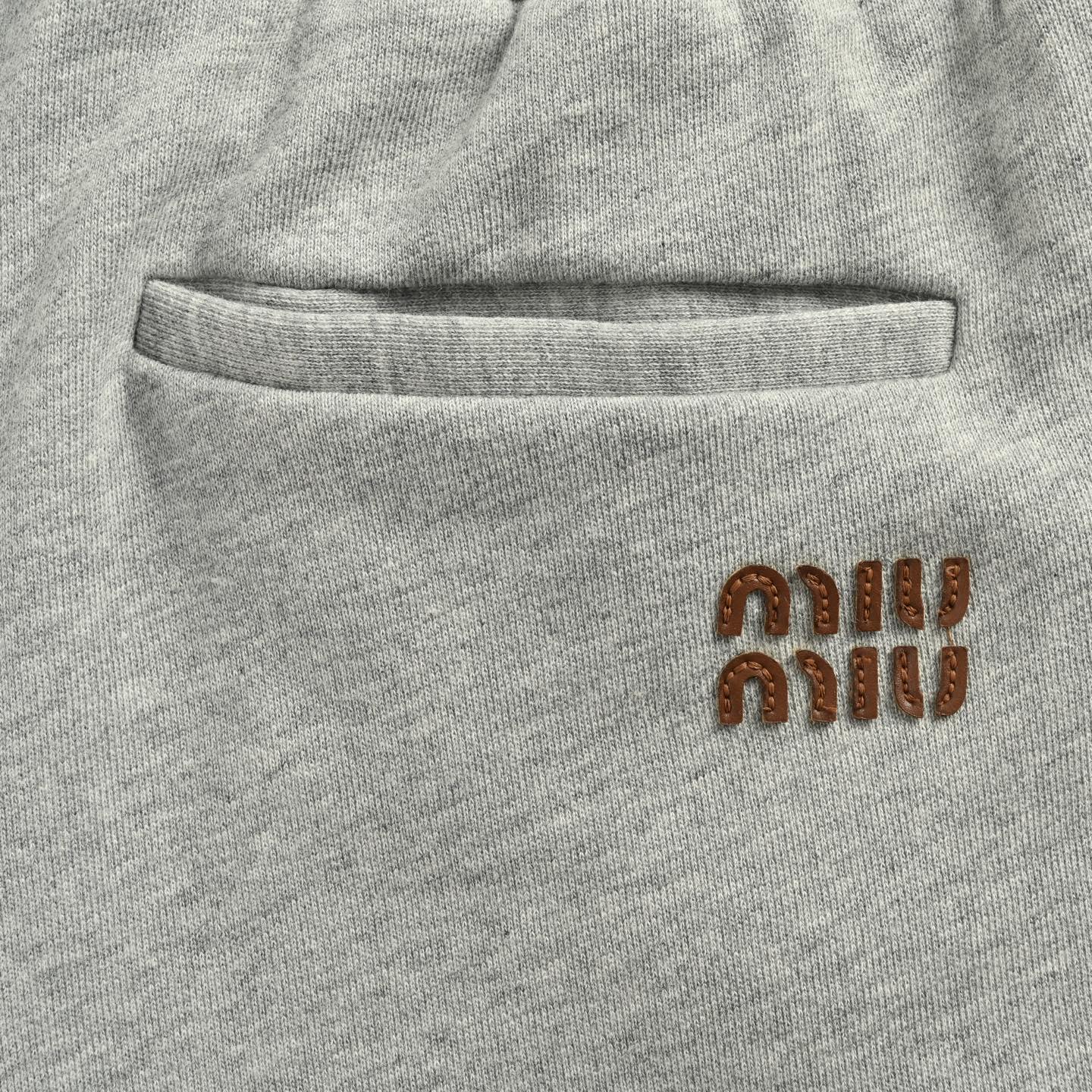Miu Miu/缪缪 贴布刺绣字母束腿长裤-Chinese UA Cheap High Quatity Brand Clothes Bags handbags Sneakers wholesale wholesaler seller from China Factory suppliers Fashion Clothing Shoes best Quality Beautiful Price Miu Miu/缪缪 贴布刺绣字母束腿长裤