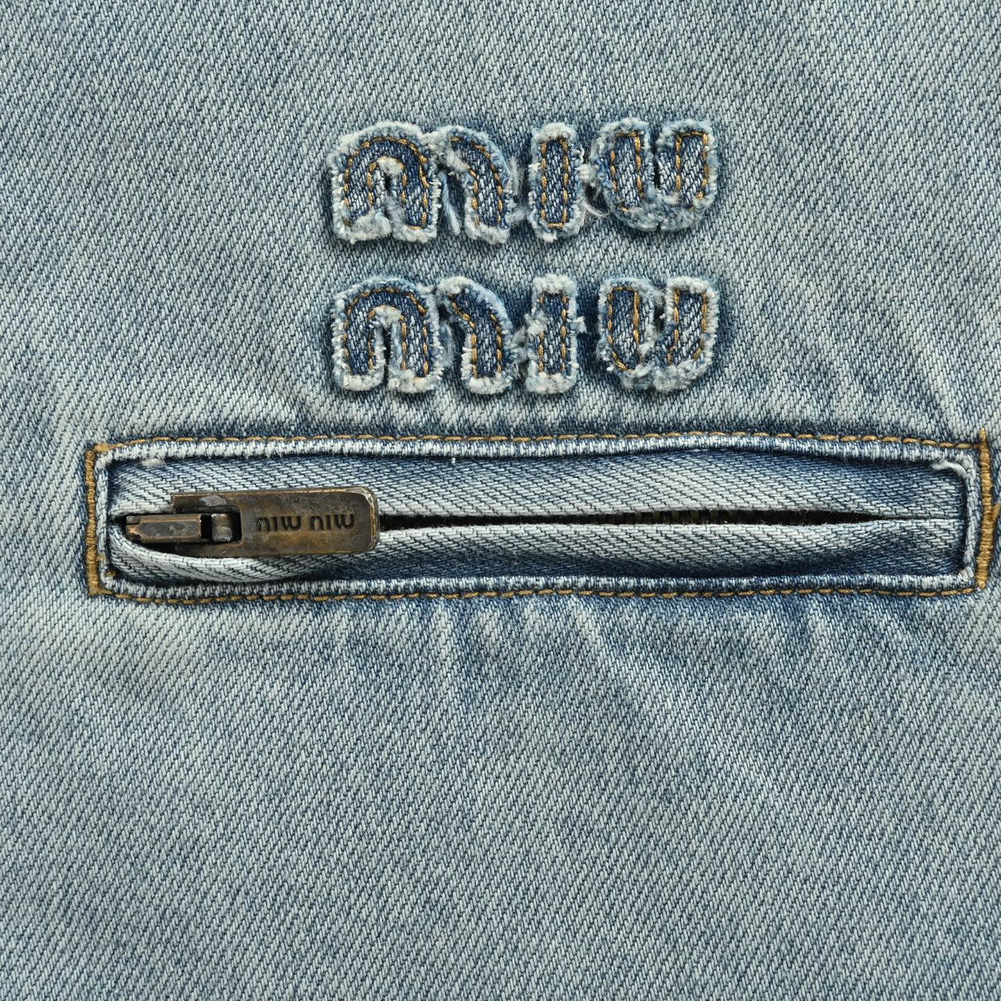 Miu Miu/缪缪 25Fw 口袋刺绣字母徽标牛仔棉服 Miu Miu/缪缪 25Fw 口袋刺绣字母徽标牛仔棉服