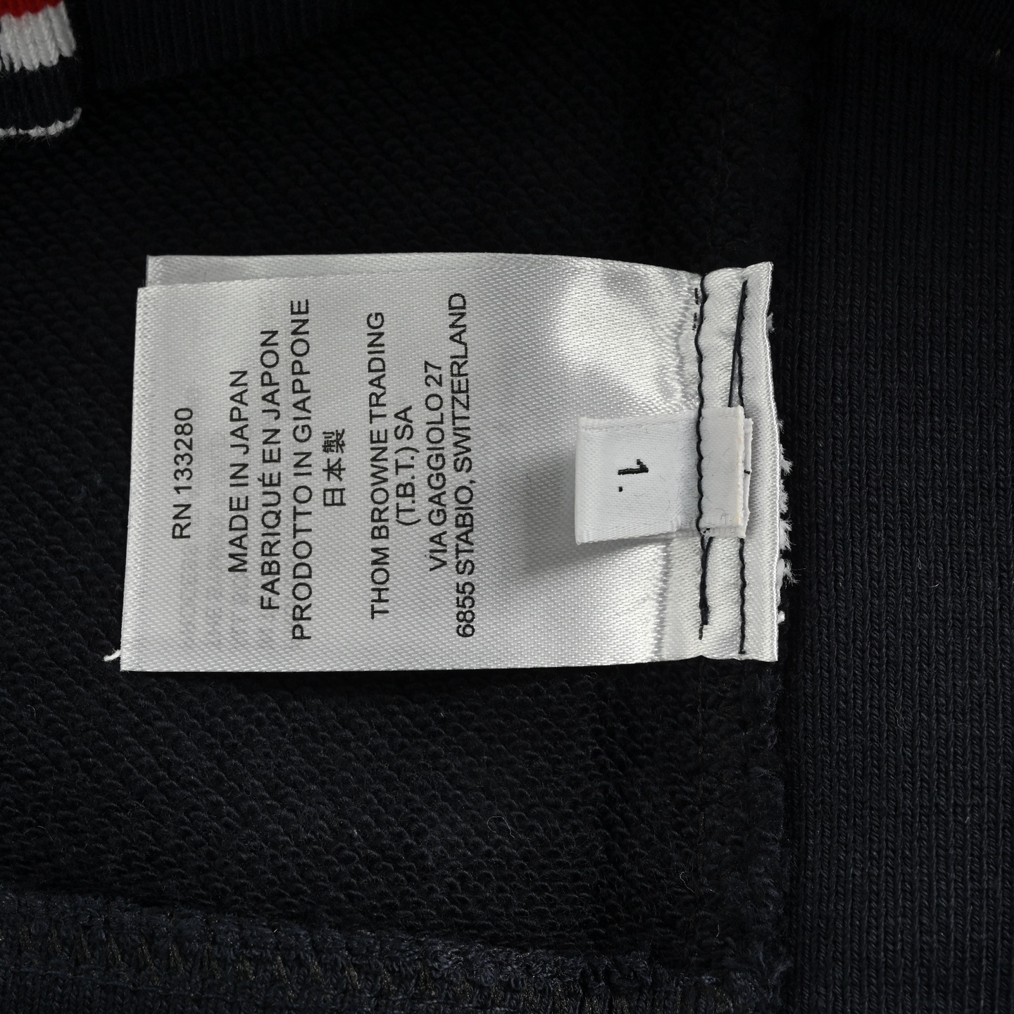 Thom Browne/汤姆布朗 25Fw 下摆织带圆领卫衣 领口三角单独横机摇-Chinese UA Cheap High Quatity Brand Clothes Bags handbags Sneakers wholesale wholesaler seller from China Factory suppliers Fashion Clothing Shoes best Quality Beautiful Price Thom Browne/汤姆布朗 25Fw 下摆织带圆领卫衣 领口三角单独横机摇