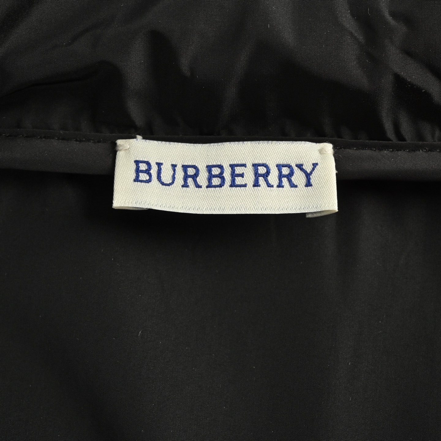 Burberry/巴宝莉 25Fw 后背战马刺绣纯色隐藏帽冲锋衣夹克外套-Chinese UA Cheap High Quatity Brand Clothes Bags handbags Sneakers wholesale wholesaler seller from China Factory suppliers Fashion Clothing Shoes best Quality Beautiful Price Burberry/巴宝莉 25Fw 后背战马刺绣纯色隐藏帽冲锋衣夹克外套
