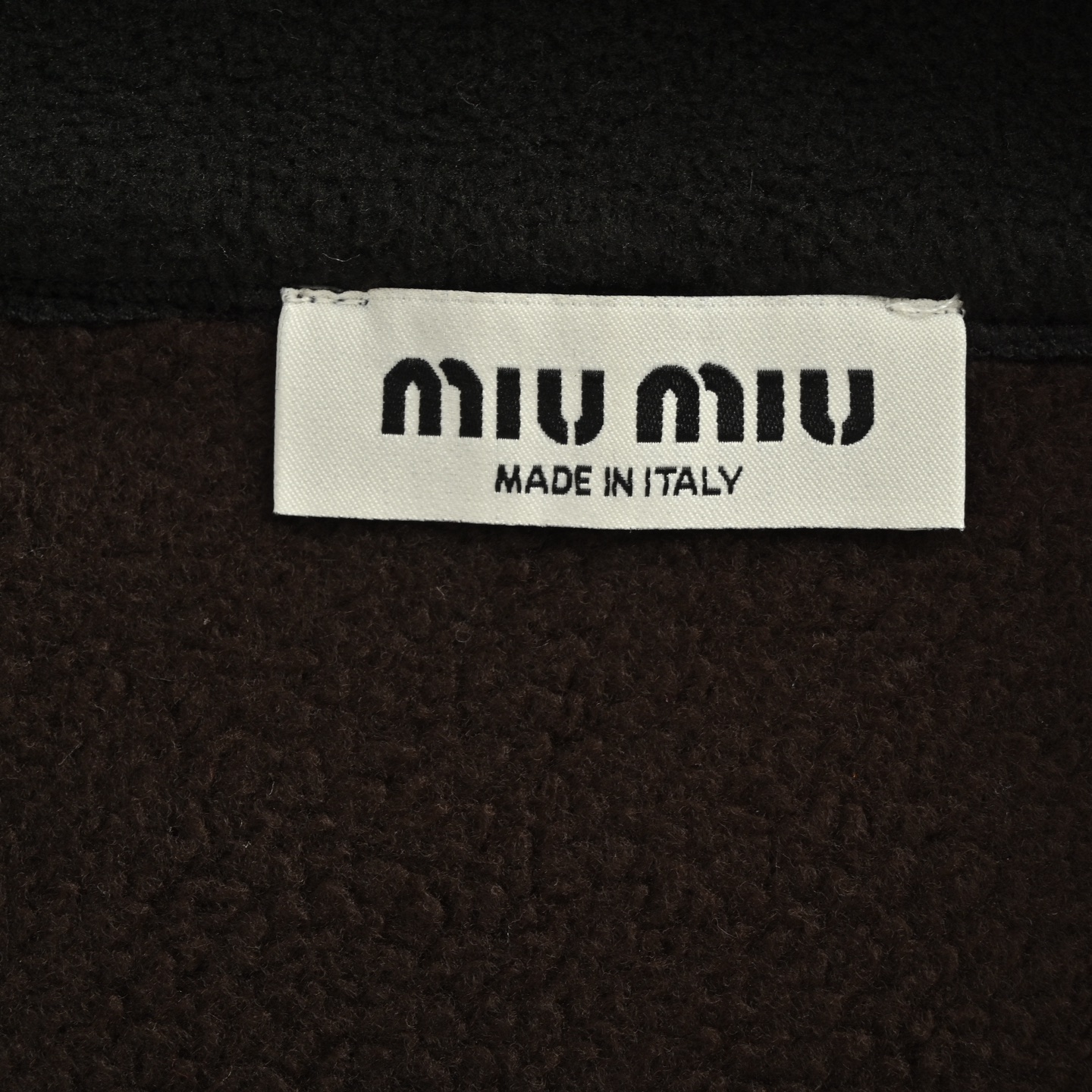 Miu Miu/缪缪 25Fw Miu小标咖色摇粒绒立领外套 Miu Miu/缪缪 25Fw Miu小标咖色摇粒绒立领外套