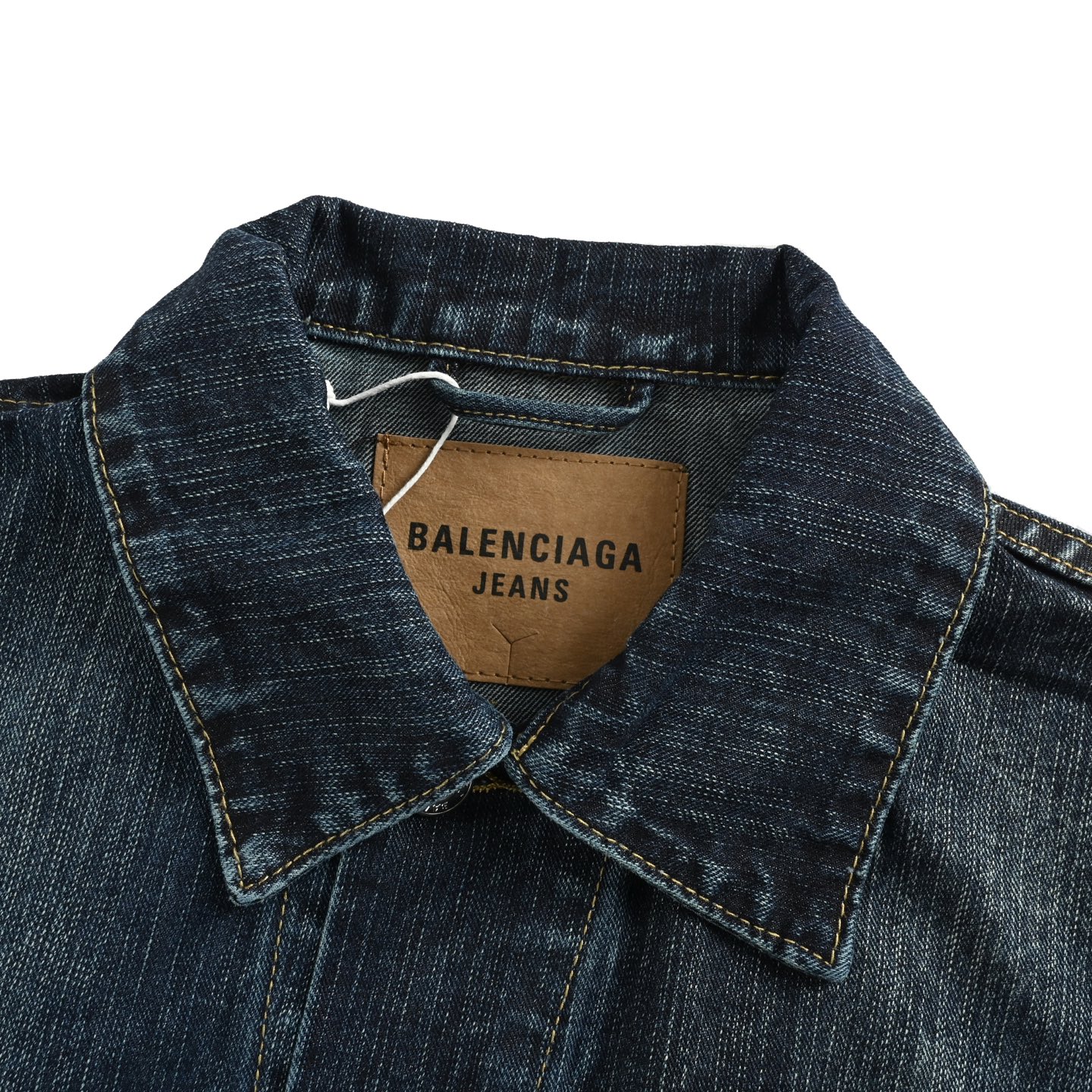 Balenciaga/巴黎世家 25Fw 情人节爱心红字母牛仔外套 Balenciaga/巴黎世家 25Fw 情人节爱心红字母牛仔外套