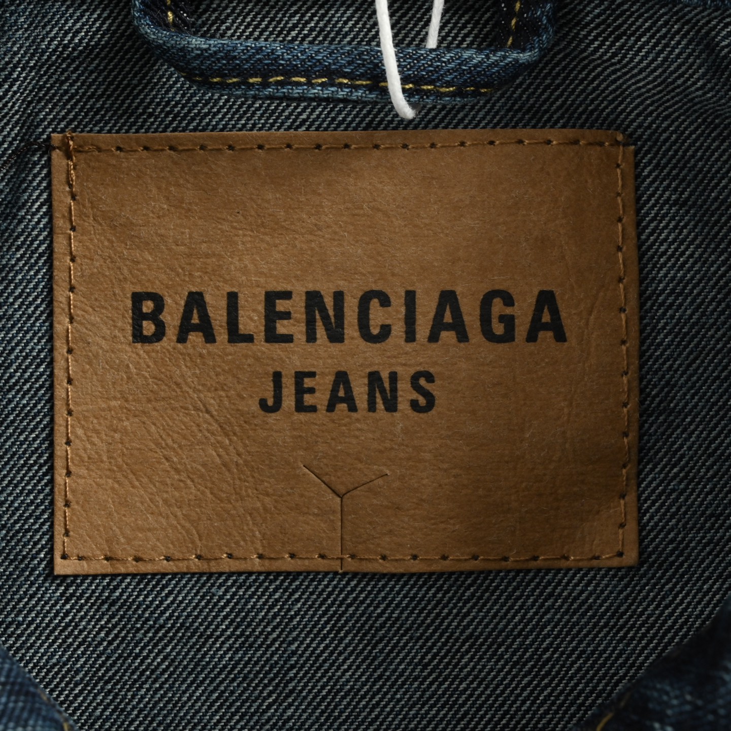 Balenciaga/巴黎世家 25Fw 情人节爱心红字母牛仔外套 Balenciaga/巴黎世家 25Fw 情人节爱心红字母牛仔外套