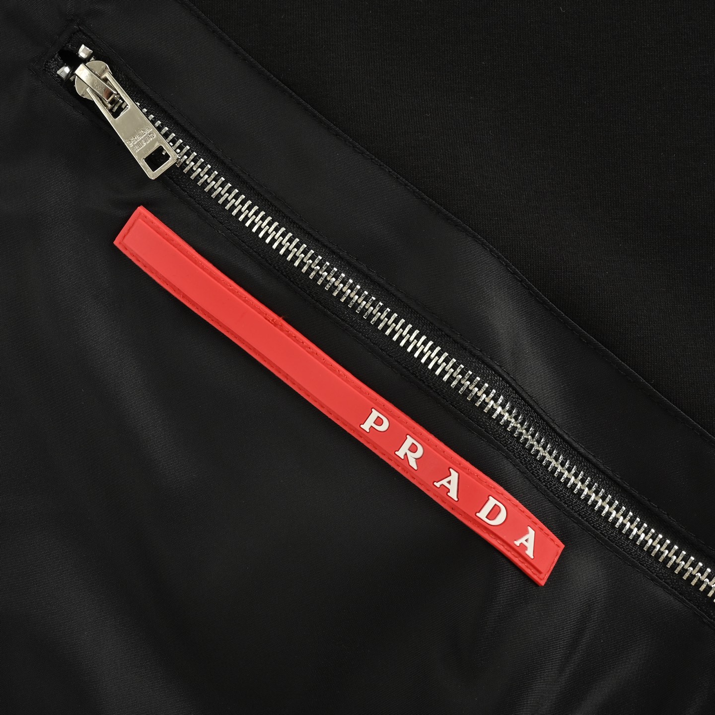 Prada/普拉达 25Fw 下摆红条拉链口袋连帽卫衣 Prada/普拉达 25Fw 下摆红条拉链口袋连帽卫衣