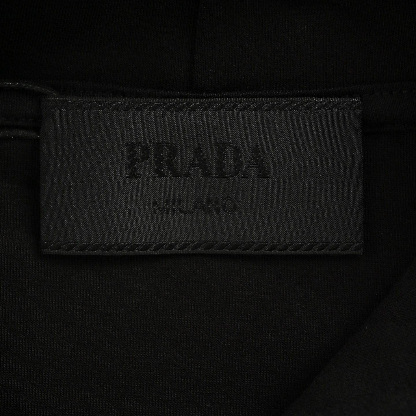 Prada/普拉达 25Fw 下摆红条拉链口袋连帽卫衣 Prada/普拉达 25Fw 下摆红条拉链口袋连帽卫衣