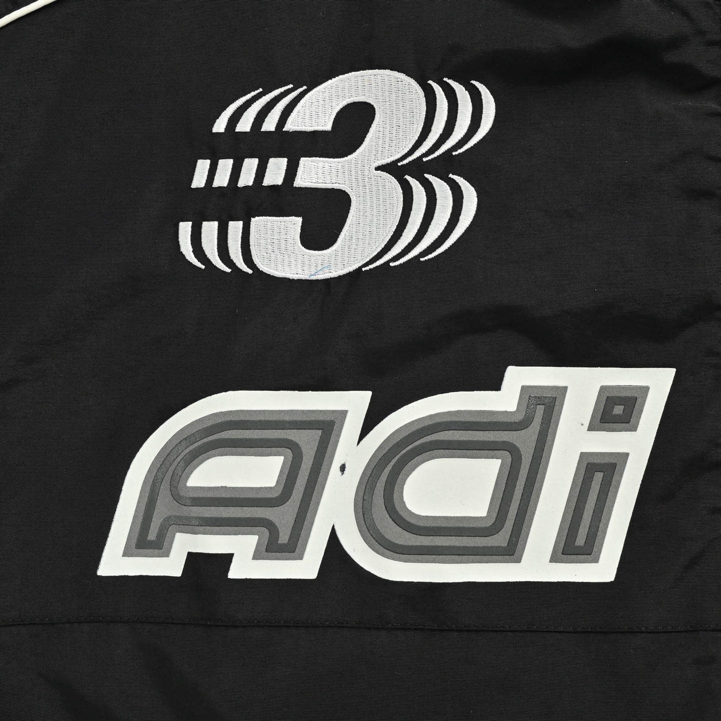 Adidas/阿迪达斯 originals运动防风透气长袖夹克外套 前小logo刺绣精致美观 Adidas/阿迪达斯 originals运动防风透气长袖夹克外套 前小logo刺绣精致美观