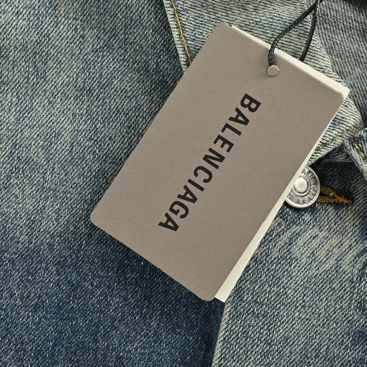 Balenciaga/巴黎世家 24Fw 小字母满印水洗牛仔外套 Balenciaga/巴黎世家 24Fw 小字母满印水洗牛仔外套