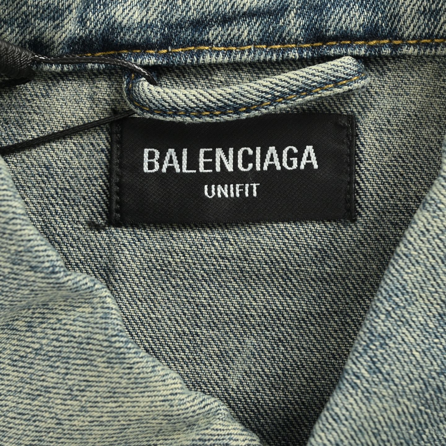 Balenciaga/巴黎世家 24Fw 小字母满印水洗牛仔外套 Balenciaga/巴黎世家 24Fw 小字母满印水洗牛仔外套