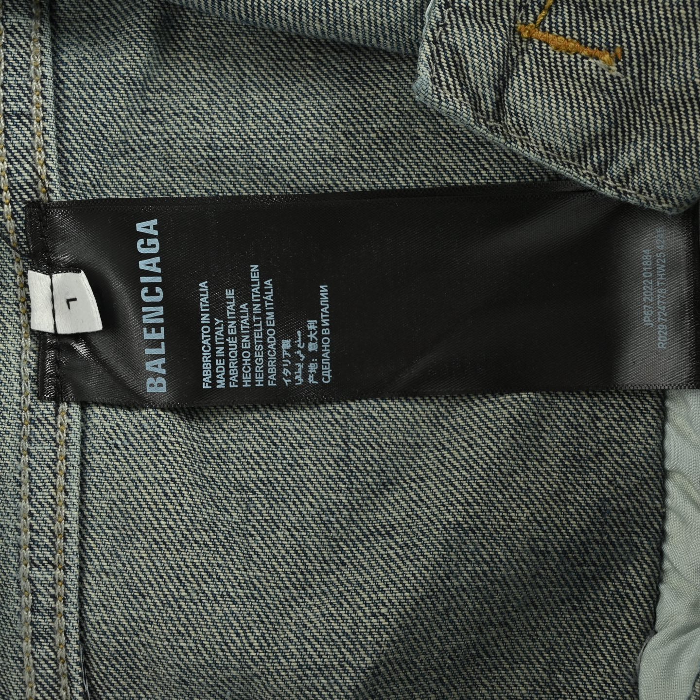 Balenciaga/巴黎世家 24Fw 小字母满印水洗牛仔外套 Balenciaga/巴黎世家 24Fw 小字母满印水洗牛仔外套