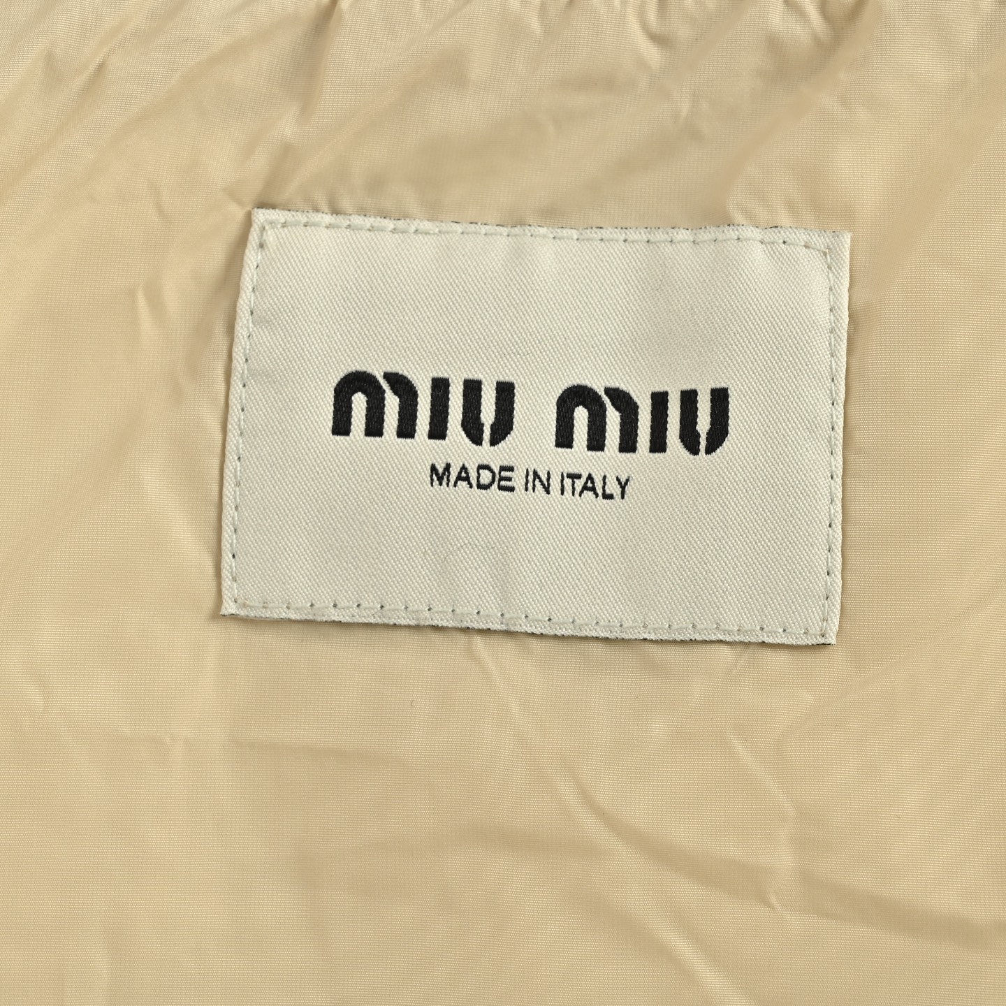 Miu Miu/缪缪 贴布绣灯芯绒立领羽绒服 Miu Miu/缪缪 贴布绣灯芯绒立领羽绒服