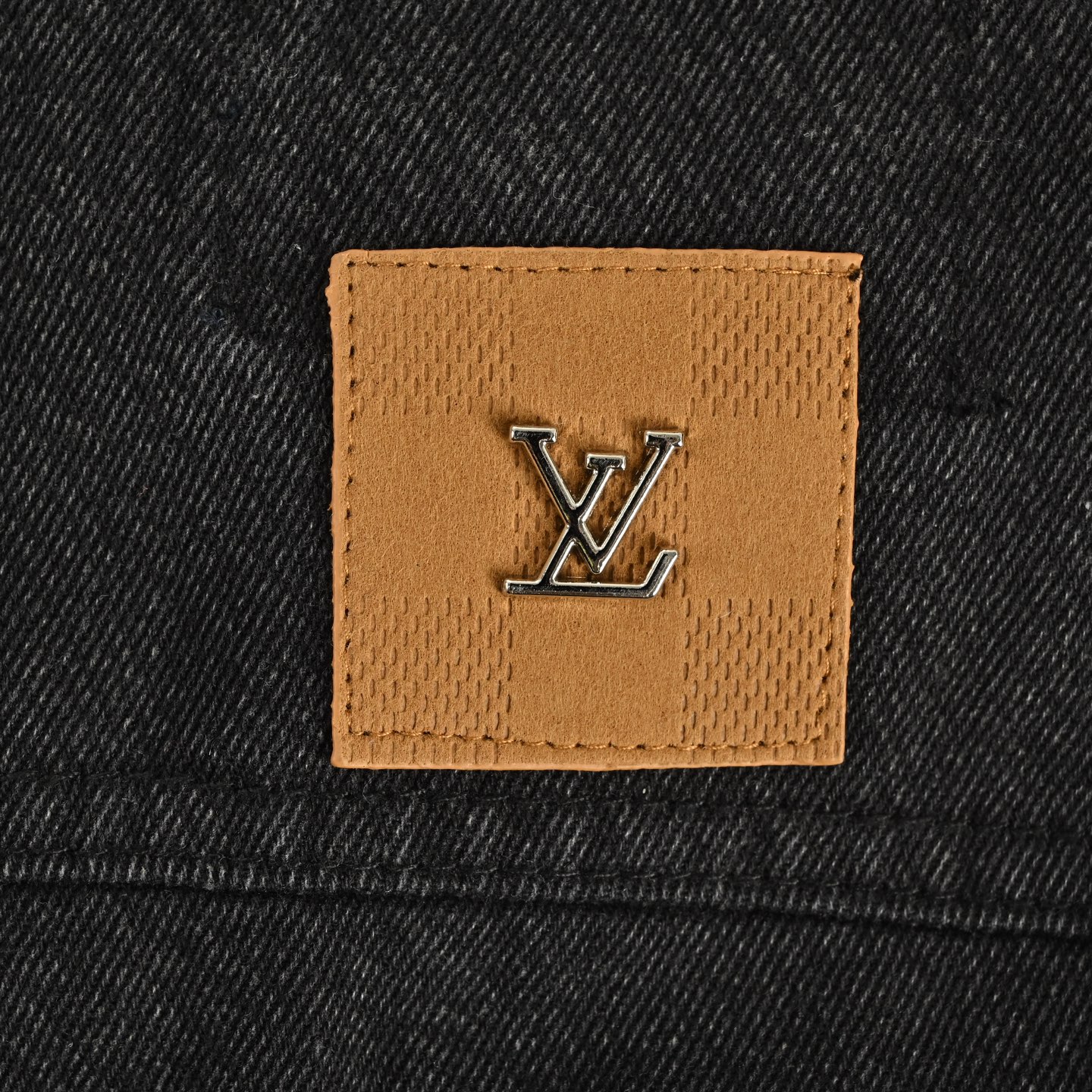 LouisVuitton/路易威登 重工渐变水洗字母定位印花牛仔外套 LouisVuitton/路易威登 重工渐变水洗字母定位印花牛仔外套