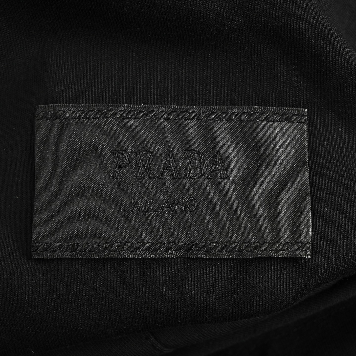 Prada/普拉达 25Fw 三角布标双面穿夹克外套 胸口饰有三角布标-High Quatity Cheap Brand wholesale wholesaler seller Clothes Bags handbags Sneakers Top Fashion Clothing Shoes from China Factory Chinese suppliers best Quality Beautiful Price Prada/普拉达 25Fw 三角布标双面穿夹克外套 胸口饰有三角布标