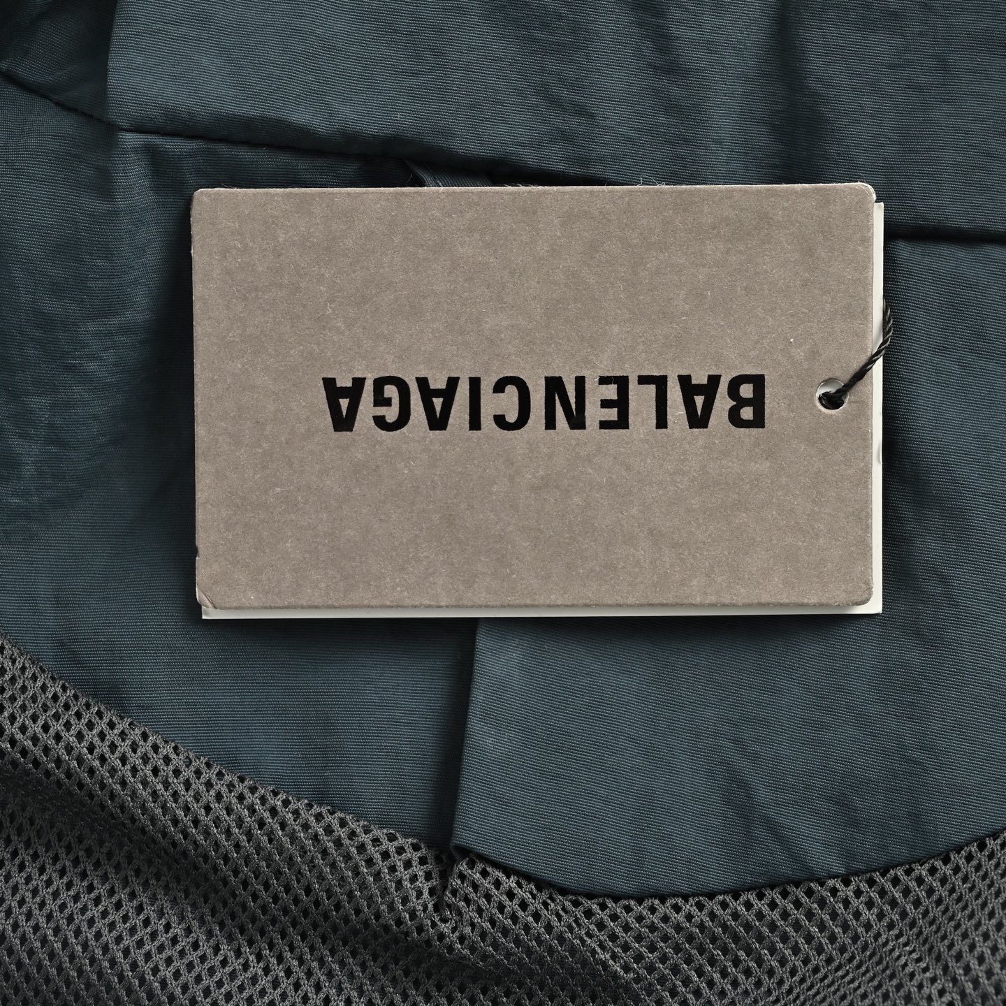 Balenciaga/巴黎世家 25Fw 前小后大字母立领外套 Balenciaga/巴黎世家 25Fw 前小后大字母立领外套
