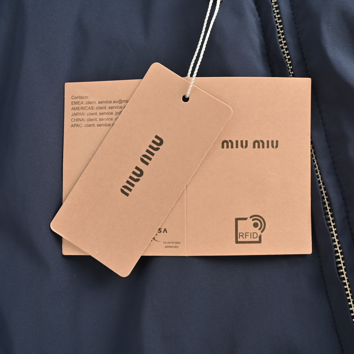 Miu Miu/缪缪 25Fw 小标饰贴双面穿连帽夹克外套-High Quatity Cheap Brand wholesale wholesaler seller Clothes Bags handbags Sneakers Top Fashion Clothing Shoes from China Factory Chinese suppliers best Quality Beautiful Price Miu Miu/缪缪 25Fw 小标饰贴双面穿连帽夹克外套