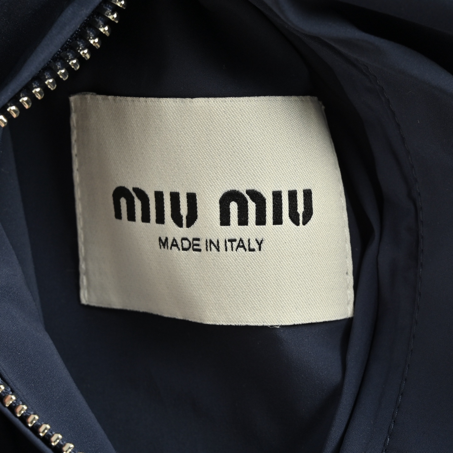 Miu Miu/缪缪 25Fw 小标饰贴双面穿连帽夹克外套-High Quatity Cheap Brand wholesale wholesaler seller Clothes Bags handbags Sneakers Top Fashion Clothing Shoes from China Factory Chinese suppliers best Quality Beautiful Price Miu Miu/缪缪 25Fw 小标饰贴双面穿连帽夹克外套
