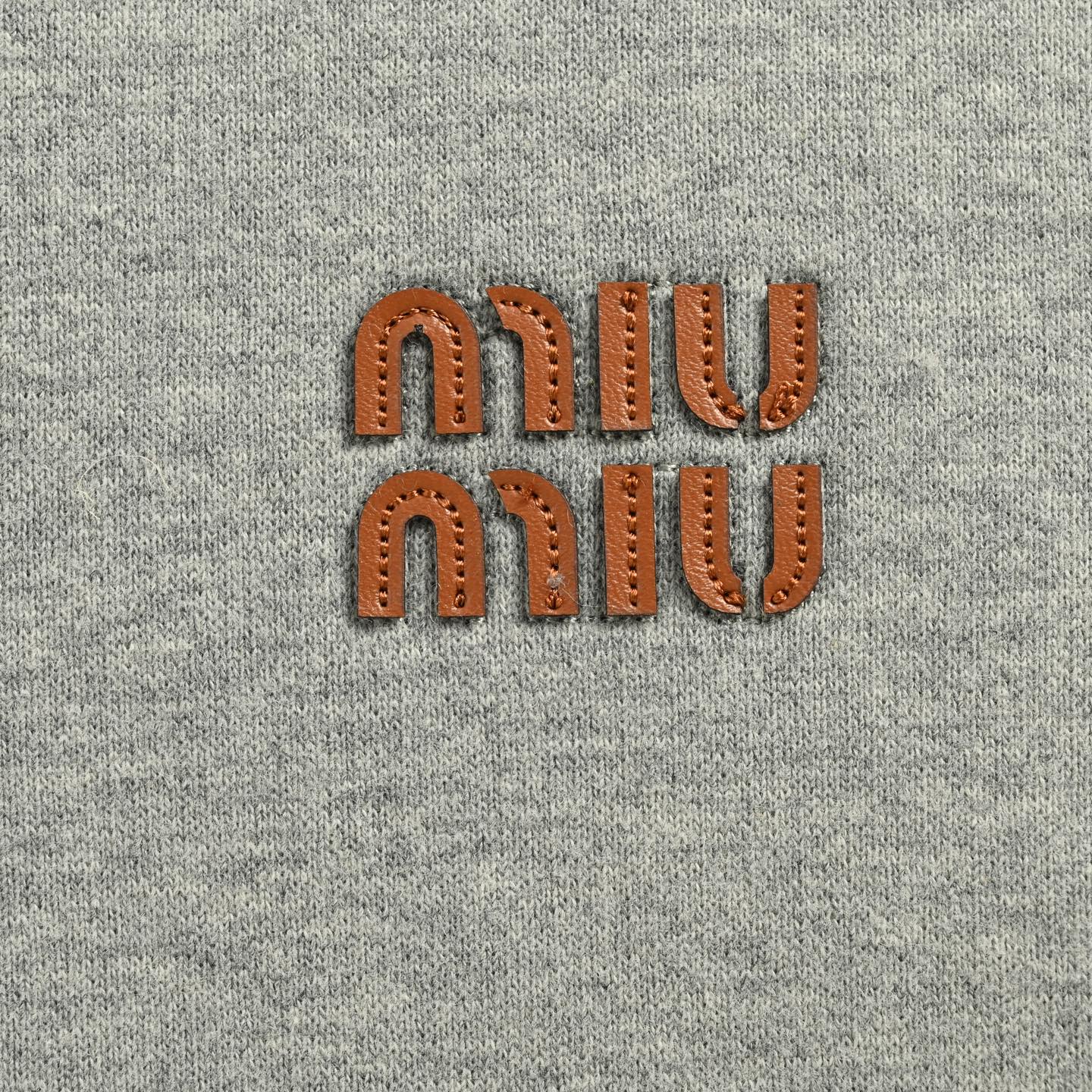 Miu Miu/缪缪 贴绣平纹针织连帽夹克外套