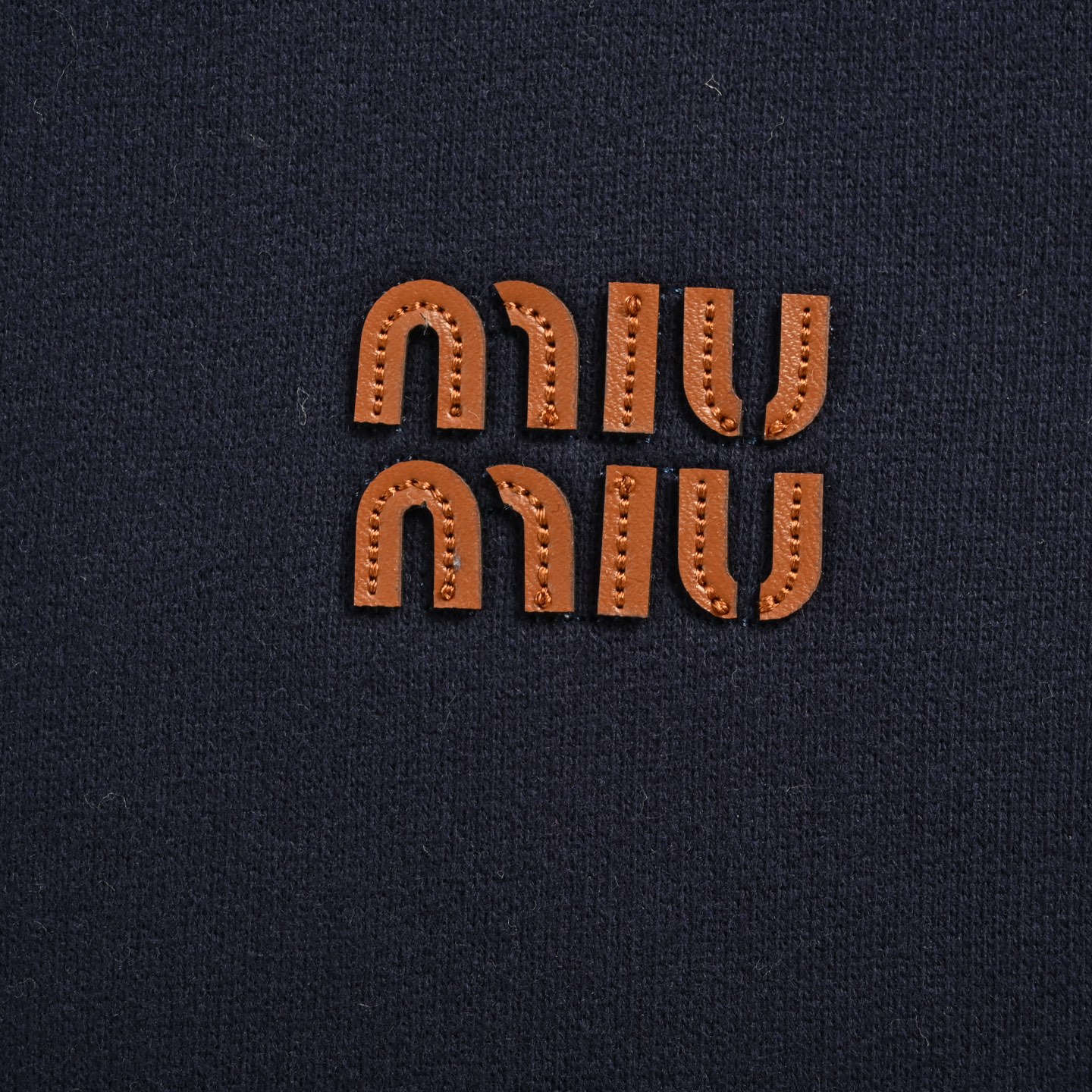 Miu Miu/缪缪 贴绣平纹针织连帽夹克外套-High Quatity Cheap Brand wholesale wholesaler seller Clothes Bags handbags Sneakers Top Fashion Clothing Shoes from China Factory Chinese suppliers best Quality Beautiful Price Miu Miu/缪缪 贴绣平纹针织连帽夹克外套