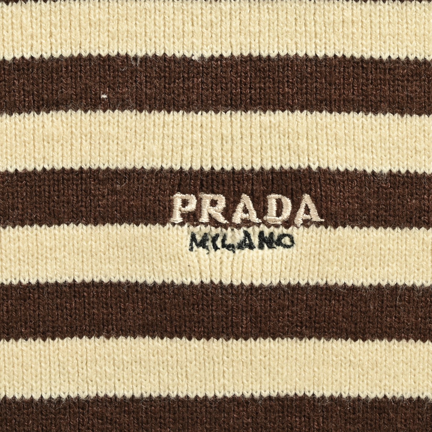 Prada/普拉达 25Fw 条纹刺绣圆领毛衣-High Quatity Cheap Brand wholesale wholesaler seller Clothes Bags handbags Sneakers Top Fashion Clothing Shoes from China Factory Chinese suppliers best Quality Beautiful Price Prada/普拉达 25Fw 条纹刺绣圆领毛衣