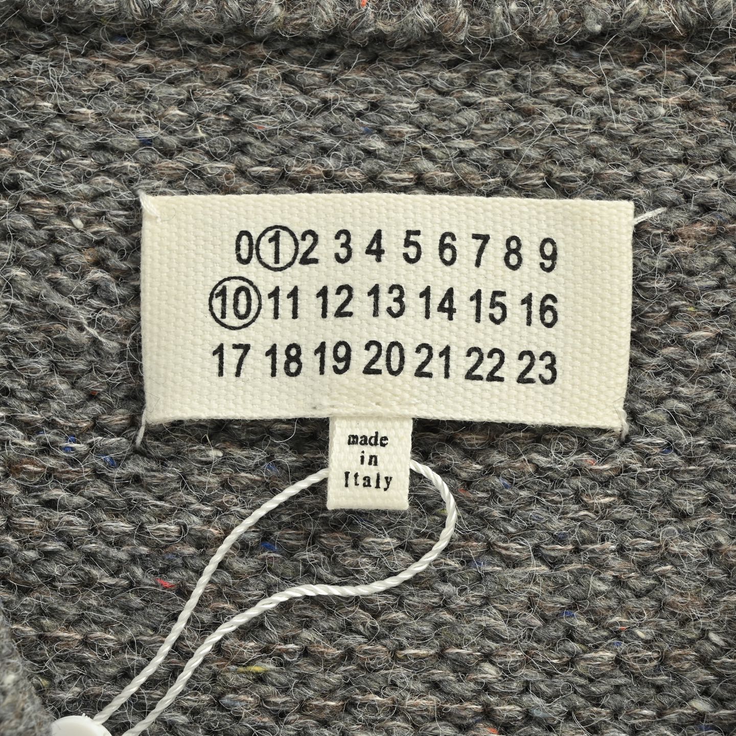 Maison Margiela/马吉拉 25Fw 灰系羊毛混纺半拉链毛衣-High Quatity Cheap Brand wholesale wholesaler seller Clothes Bags handbags Sneakers Top Fashion Clothing Shoes from China Factory Chinese suppliers best Quality Beautiful Price Maison Margiela/马吉拉 25Fw 灰系羊毛混纺半拉链毛衣