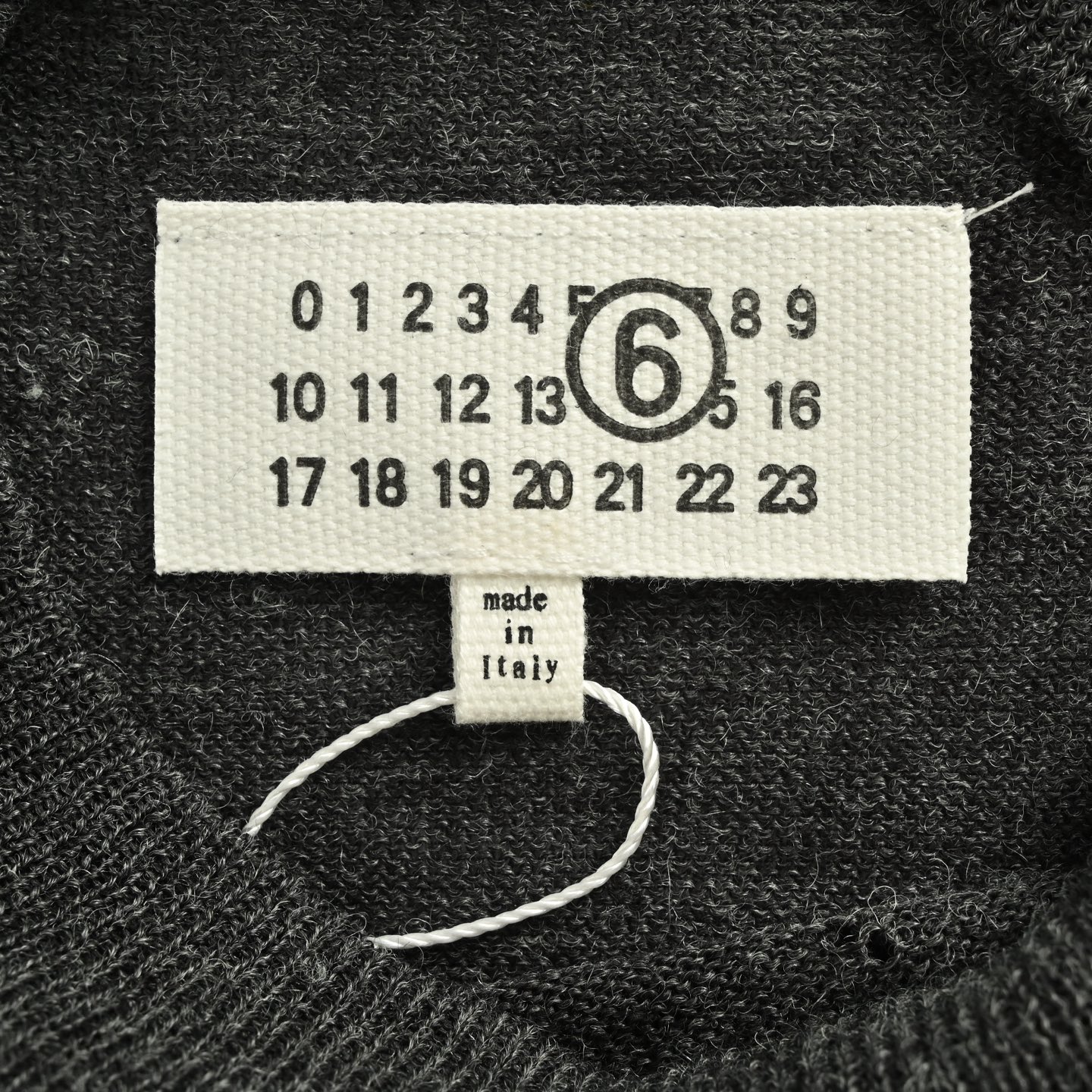 Maison Margiela/马吉拉 25Fw 破坏数字6圆领毛衣-High Quatity Cheap Brand wholesale wholesaler seller Clothes Bags handbags Sneakers Top Fashion Clothing Shoes from China Factory Chinese suppliers best Quality Beautiful Price Maison Margiela/马吉拉 25Fw 破坏数字6圆领毛衣