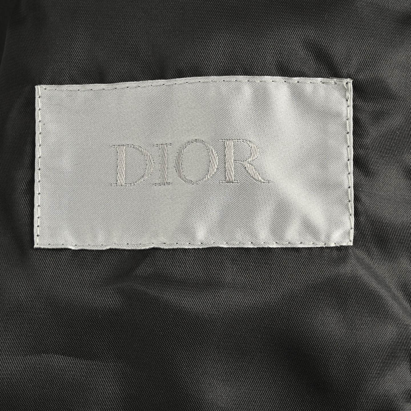 Dior/迪奥 老花暗纹棉服飞行夹克外套 这款飞行员夹克采用提花科技面料精心制作 通体饰以 CD Diamond 图案 该图案由马克·博昂 Marc Bohan 于1974年设计 以立体线条菱形图案重新诠释CD 首字母 休闲经典的廓形 搭配罗纹衣领 袖口和底边 舒适剪裁彰显运动风-High Quatity Cheap Brand wholesale wholesaler seller Clothes Bags handbags Sneakers Top Fashion Clothing Shoes from China Factory Chinese suppliers best Quality Beautiful Price Dior/迪奥 老花暗纹棉服飞行夹克外套 这款飞行员夹克采用提花科技面料精心制作 通体饰以 CD Diamond 图案 该图案由马克·博昂 Marc Bohan 于1974年设计 以立体线条菱形图案重新诠释CD 首字母 休闲经典的廓形 搭配罗纹衣领 袖口和底边 舒适剪裁彰显运动风