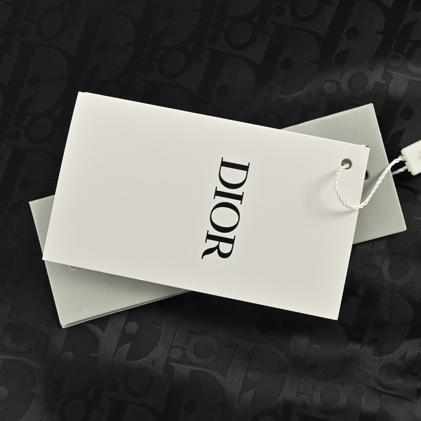 Dior/迪奥 老花暗纹棉服飞行夹克外套 这款飞行员夹克采用提花科技面料精心制作 通体饰以 CD Diamond 图案 该图案由马克·博昂 Marc Bohan 于1974年设计 以立体线条菱形图案重新诠释CD 首字母 休闲经典的廓形 搭配罗纹衣领 袖口和底边 舒适剪裁彰显运动风-High Quatity Cheap Brand wholesale wholesaler seller Clothes Bags handbags Sneakers Top Fashion Clothing Shoes from China Factory Chinese suppliers best Quality Beautiful Price Dior/迪奥 老花暗纹棉服飞行夹克外套 这款飞行员夹克采用提花科技面料精心制作 通体饰以 CD Diamond 图案 该图案由马克·博昂 Marc Bohan 于1974年设计 以立体线条菱形图案重新诠释CD 首字母 休闲经典的廓形 搭配罗纹衣领 袖口和底边 舒适剪裁彰显运动风