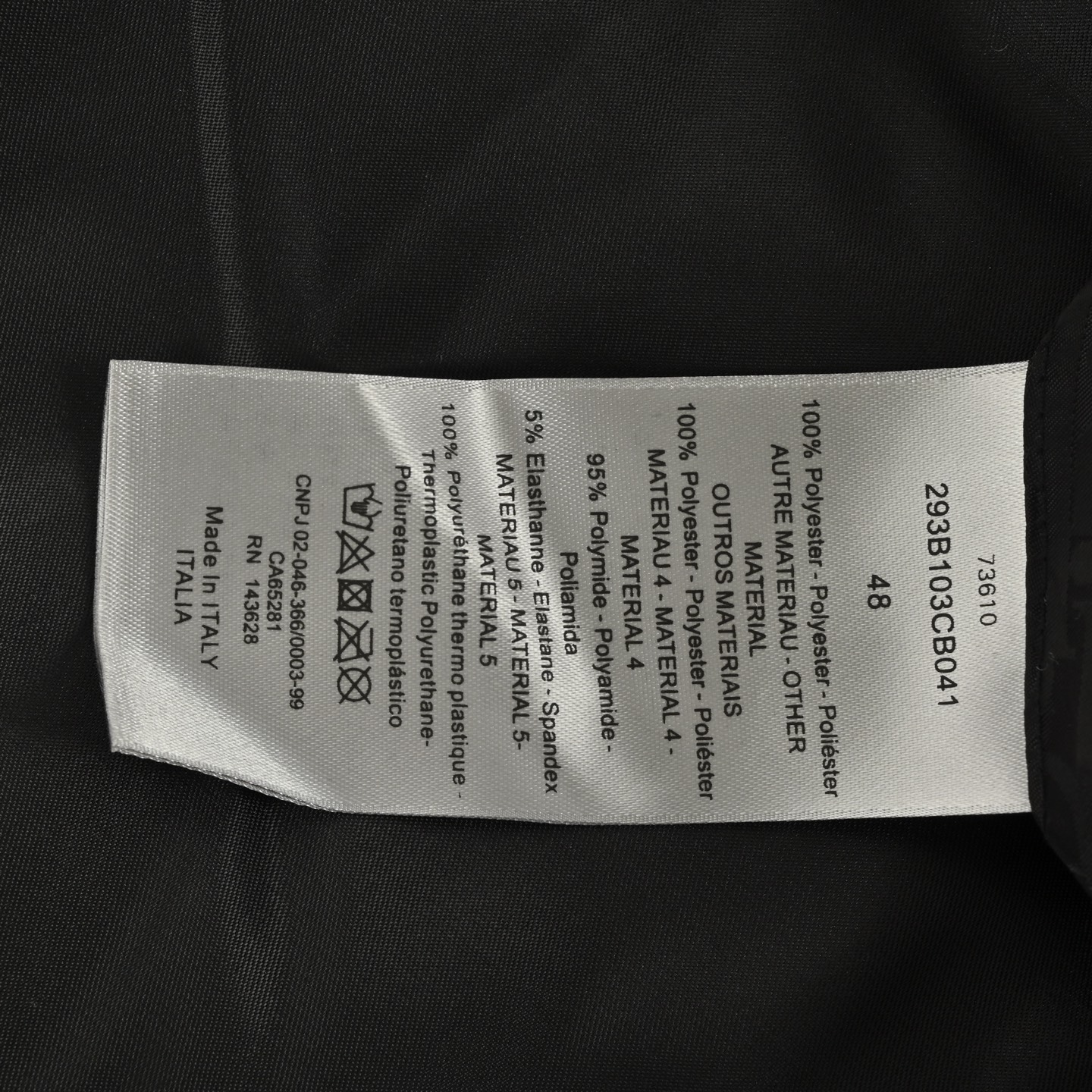 Dior/迪奥 老花暗纹棉服飞行夹克外套 这款飞行员夹克采用提花科技面料精心制作 通体饰以 CD Diamond 图案 该图案由马克·博昂 Marc Bohan 于1974年设计 以立体线条菱形图案重新诠释CD 首字母 休闲经典的廓形 搭配罗纹衣领 袖口和底边 舒适剪裁彰显运动风-High Quatity Cheap Brand wholesale wholesaler seller Clothes Bags handbags Sneakers Top Fashion Clothing Shoes from China Factory Chinese suppliers best Quality Beautiful Price Dior/迪奥 老花暗纹棉服飞行夹克外套 这款飞行员夹克采用提花科技面料精心制作 通体饰以 CD Diamond 图案 该图案由马克·博昂 Marc Bohan 于1974年设计 以立体线条菱形图案重新诠释CD 首字母 休闲经典的廓形 搭配罗纹衣领 袖口和底边 舒适剪裁彰显运动风