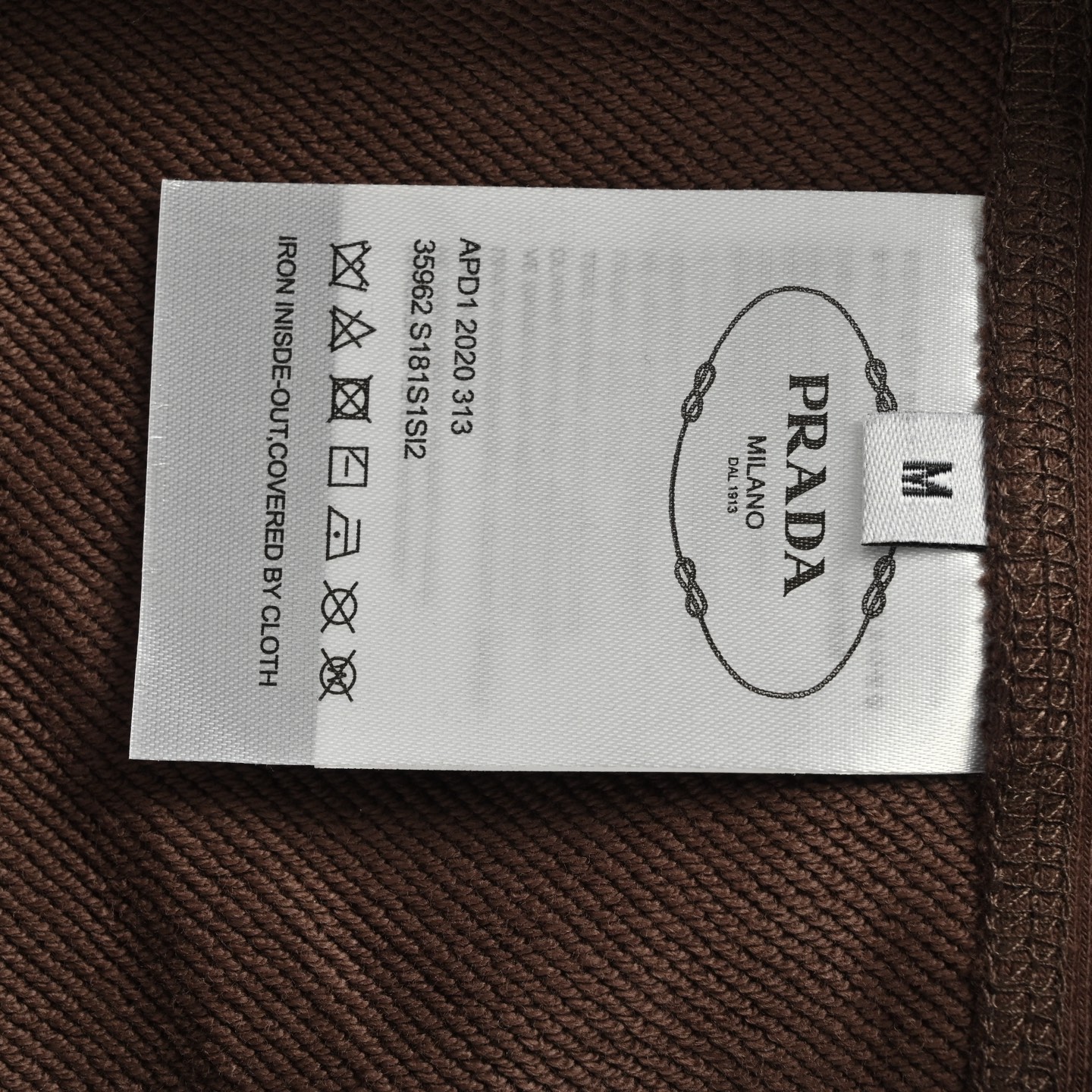 Prada/普拉达 25Fw 三角布标半拉链翻领卫衣-High Quatity Cheap Brand wholesale wholesaler seller Clothes Bags handbags Sneakers Top Fashion Clothing Shoes from China Factory Chinese suppliers best Quality Beautiful Price Prada/普拉达 25Fw 三角布标半拉链翻领卫衣