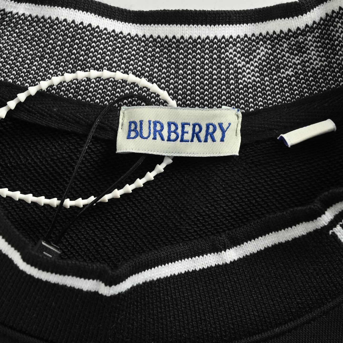 Burberry/巴宝莉 25Fw 领口提花螺纹圆领卫衣