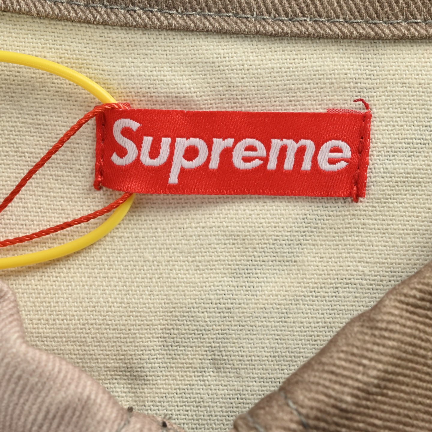 Supreme 西部牛仔夹克外套 融合了经典单宁设计与艺术家的独特视觉风格 Supreme 西部牛仔夹克外套 融合了经典单宁设计与艺术家的独特视觉风格
