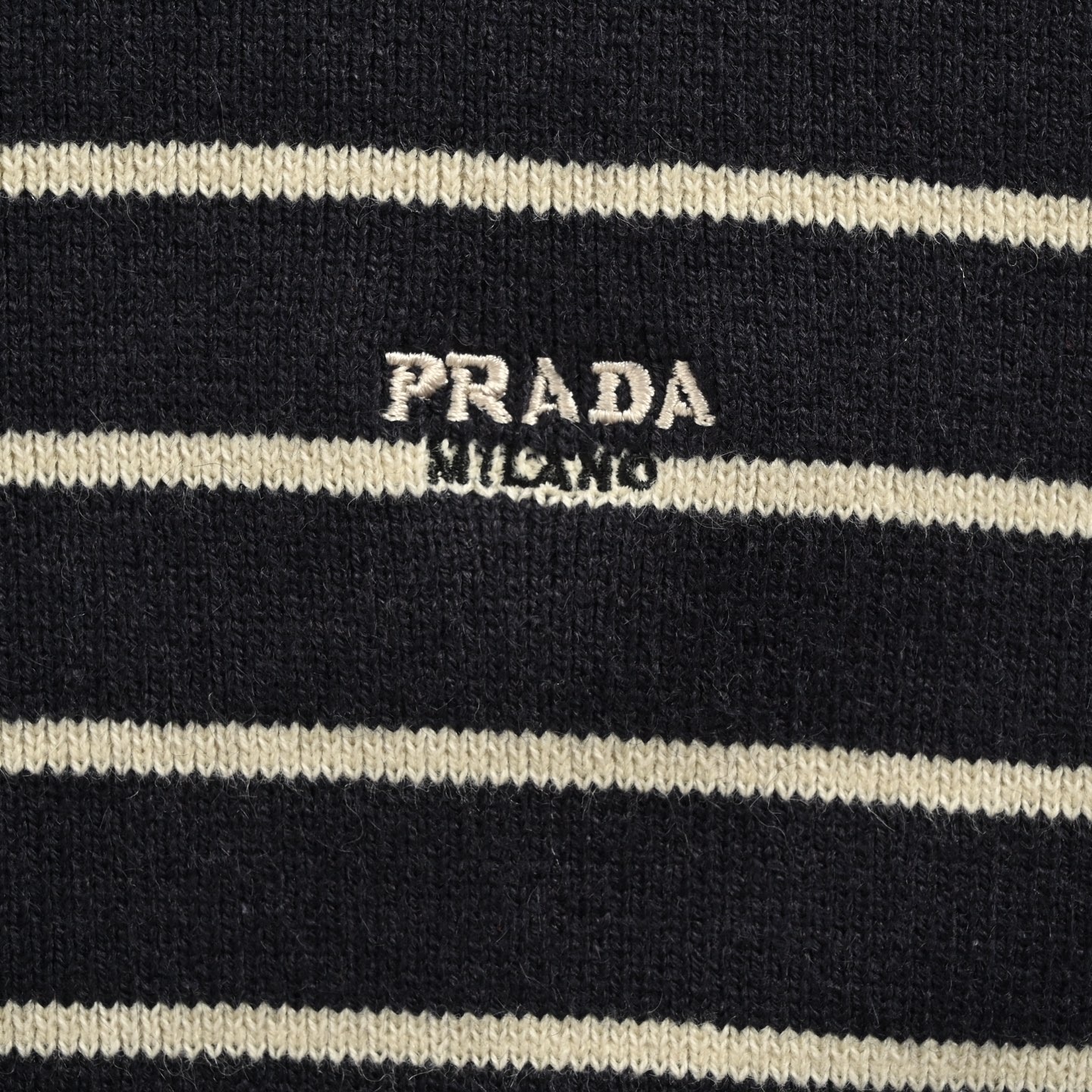 Prada/普拉达 肩扣条纹针织侧开毛衣-High Quatity Cheap Brand wholesale wholesaler seller Clothes Bags handbags Sneakers Top Fashion Clothing Shoes from China Factory Chinese suppliers best Quality Beautiful Price Prada/普拉达 肩扣条纹针织侧开毛衣