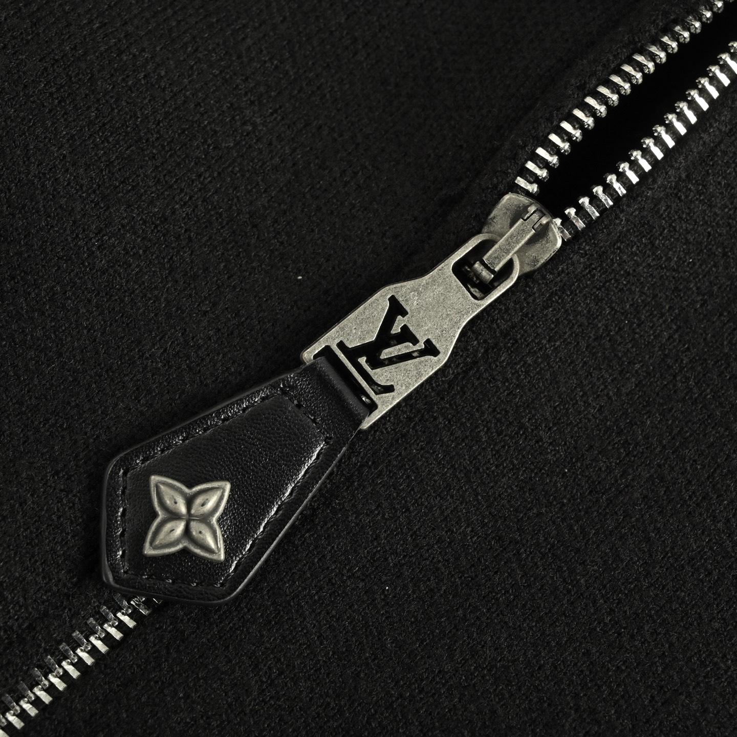 Louis Vuitton/路易威登 25Fw 皮饰针织束腰夹克外套-High Quatity Cheap Brand wholesale wholesaler seller Clothes Bags handbags Sneakers Top Fashion Clothing Shoes from China Factory Chinese suppliers best Quality Beautiful Price Louis Vuitton/路易威登 25Fw 皮饰针织束腰夹克外套