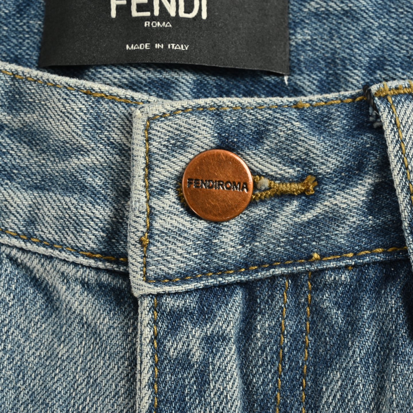 Fendi/芬迪 25Fw后袋小怪兽眼睛牛仔裤-High Quatity Cheap Brand wholesale wholesaler seller Clothes Bags handbags Sneakers Top Fashion Clothing Shoes from China Factory Chinese suppliers best Quality Beautiful Price Fendi/芬迪 25Fw后袋小怪兽眼睛牛仔裤