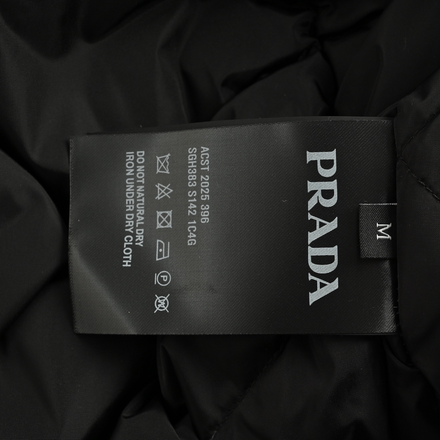 Prada/普拉达 25Fw 金属三角标尼龙夹克羽绒服-High Quatity Cheap Brand wholesale wholesaler seller Clothes Bags handbags Sneakers Top Fashion Clothing Shoes from China Factory Chinese suppliers best Quality Beautiful Price Prada/普拉达 25Fw 金属三角标尼龙夹克羽绒服