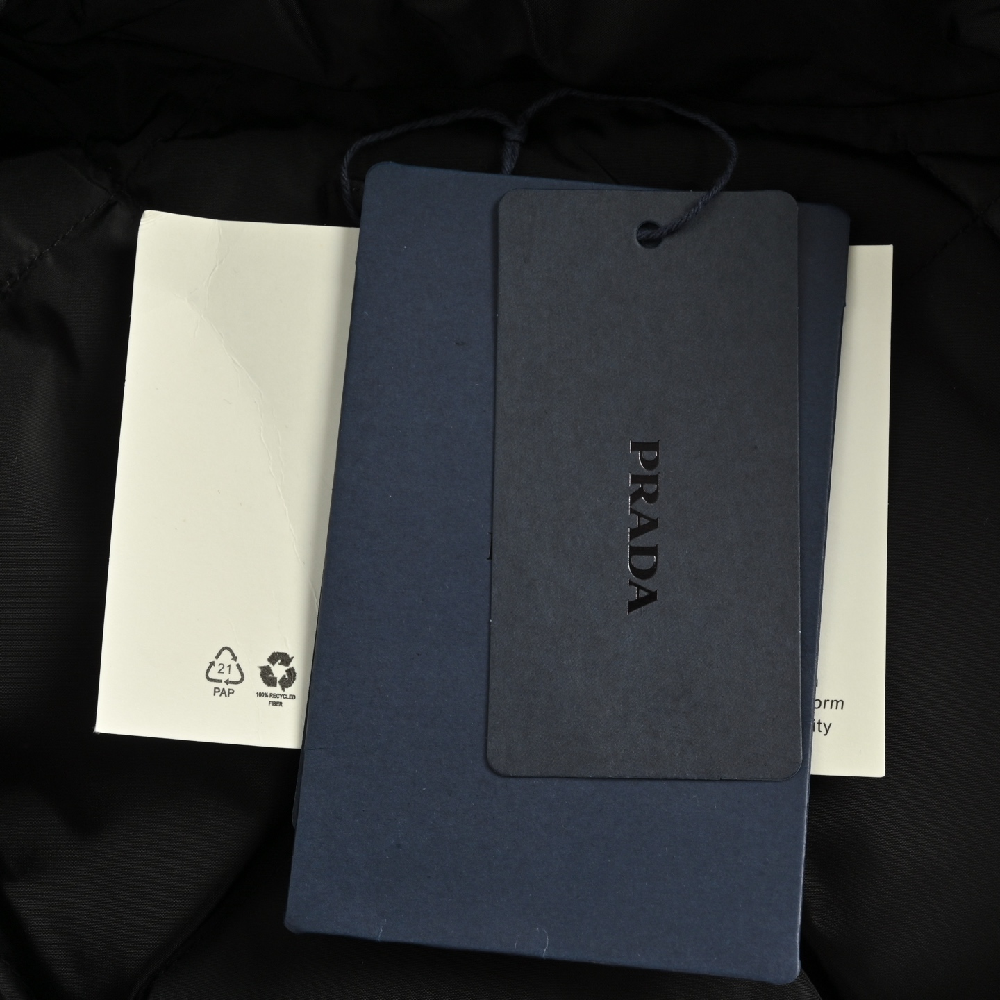 Prada/普拉达 25Fw 金属三角标尼龙夹克羽绒服-High Quatity Cheap Brand wholesale wholesaler seller Clothes Bags handbags Sneakers Top Fashion Clothing Shoes from China Factory Chinese suppliers best Quality Beautiful Price Prada/普拉达 25Fw 金属三角标尼龙夹克羽绒服