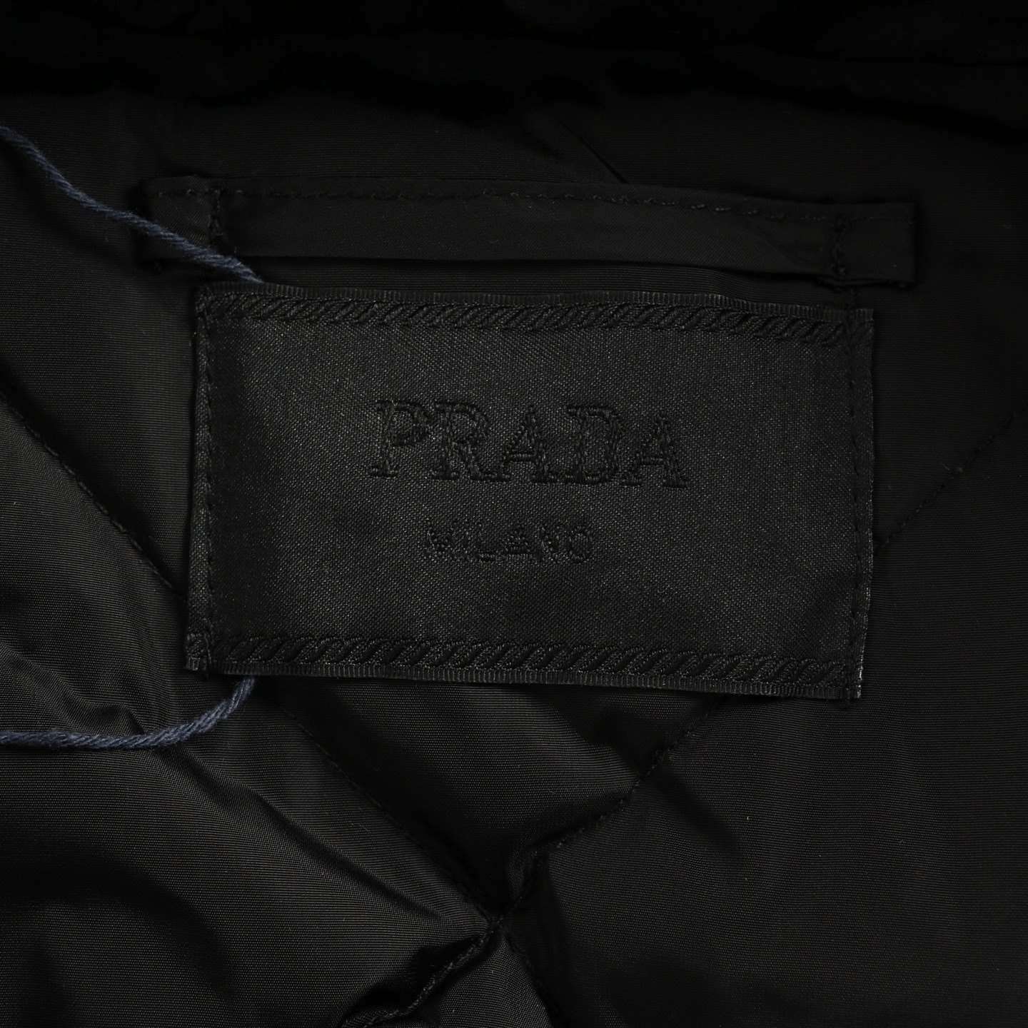 Prada/普拉达 25Fw 金属三角标尼龙夹克羽绒服-High Quatity Cheap Brand wholesale wholesaler seller Clothes Bags handbags Sneakers Top Fashion Clothing Shoes from China Factory Chinese suppliers best Quality Beautiful Price Prada/普拉达 25Fw 金属三角标尼龙夹克羽绒服