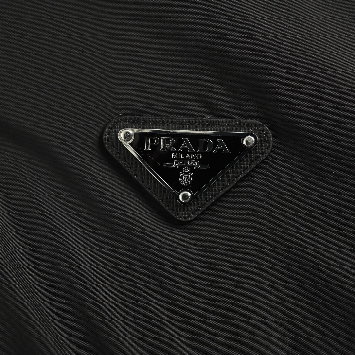 Prada/普拉达 25Fw 金属三角标尼龙夹克羽绒服-High Quatity Cheap Brand wholesale wholesaler seller Clothes Bags handbags Sneakers Top Fashion Clothing Shoes from China Factory Chinese suppliers best Quality Beautiful Price Prada/普拉达 25Fw 金属三角标尼龙夹克羽绒服