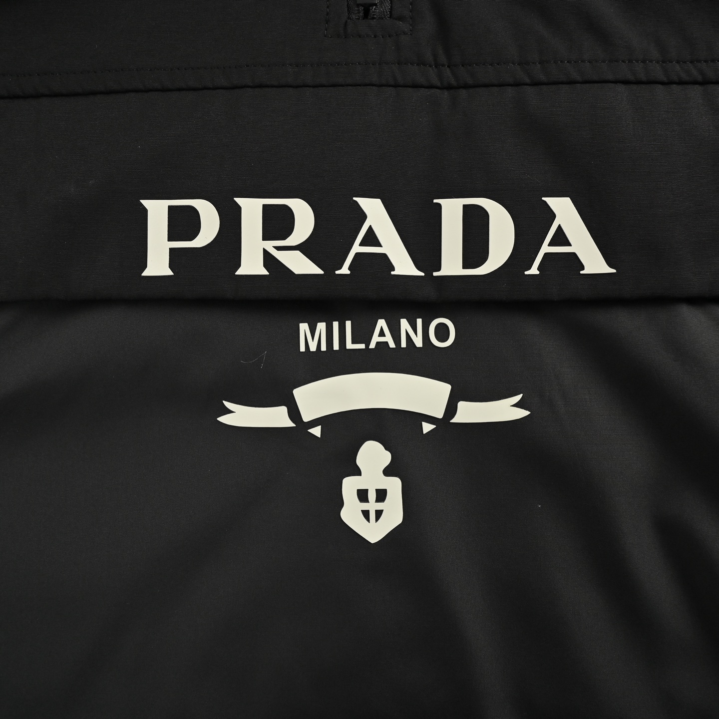 Prada/普拉达 字母徽标半拉链连帽外套-High Quatity Cheap Brand wholesale wholesaler seller Clothes Bags handbags Sneakers Top Fashion Clothing Shoes from China Factory Chinese suppliers best Quality Beautiful Price Prada/普拉达 字母徽标半拉链连帽外套