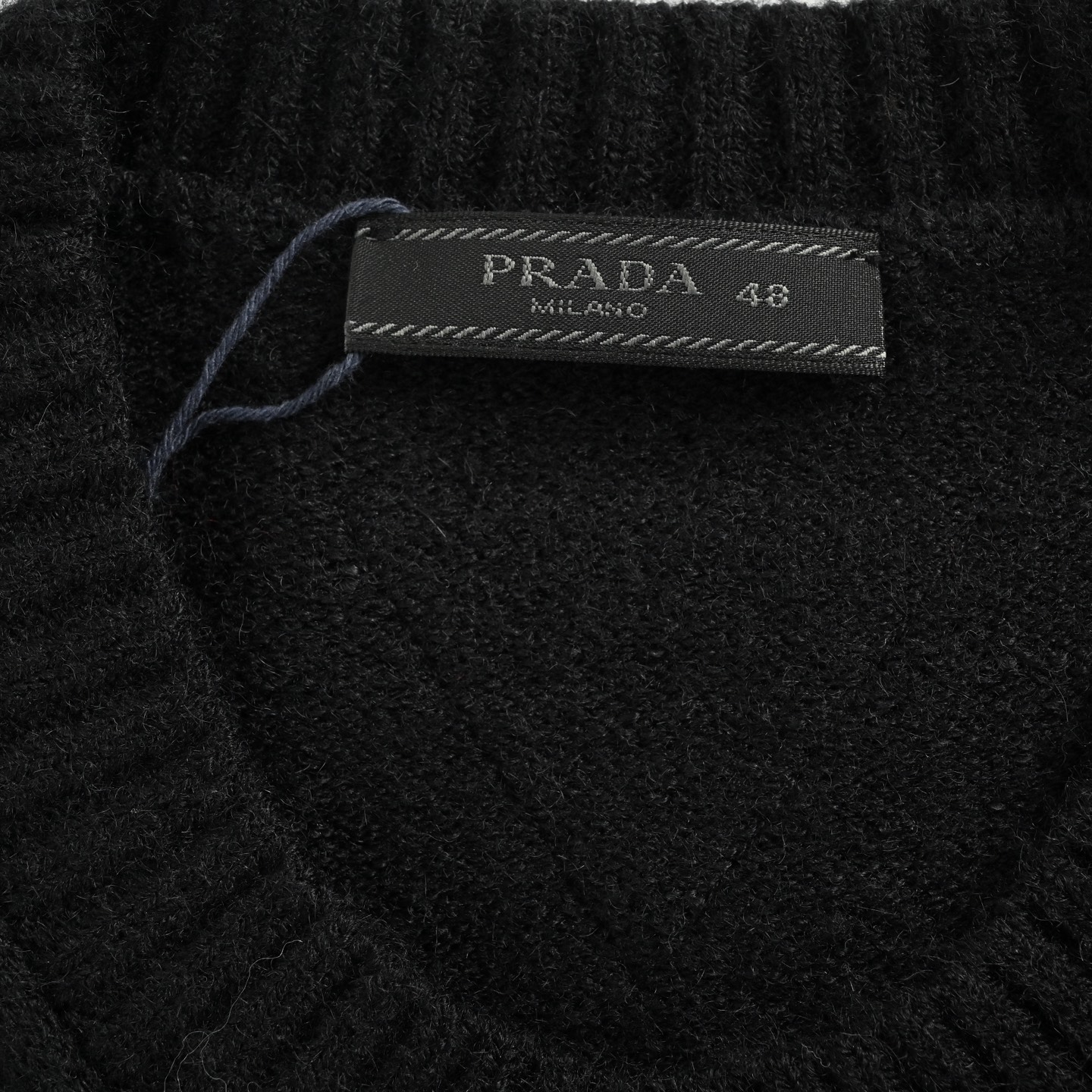 Prada/普拉达 25Fw 后背三角标开衫毛衣外套-High Quatity Cheap Brand wholesale wholesaler seller Clothes Bags handbags Sneakers Top Fashion Clothing Shoes from China Factory Chinese suppliers best Quality Beautiful Price Prada/普拉达 25Fw 后背三角标开衫毛衣外套
