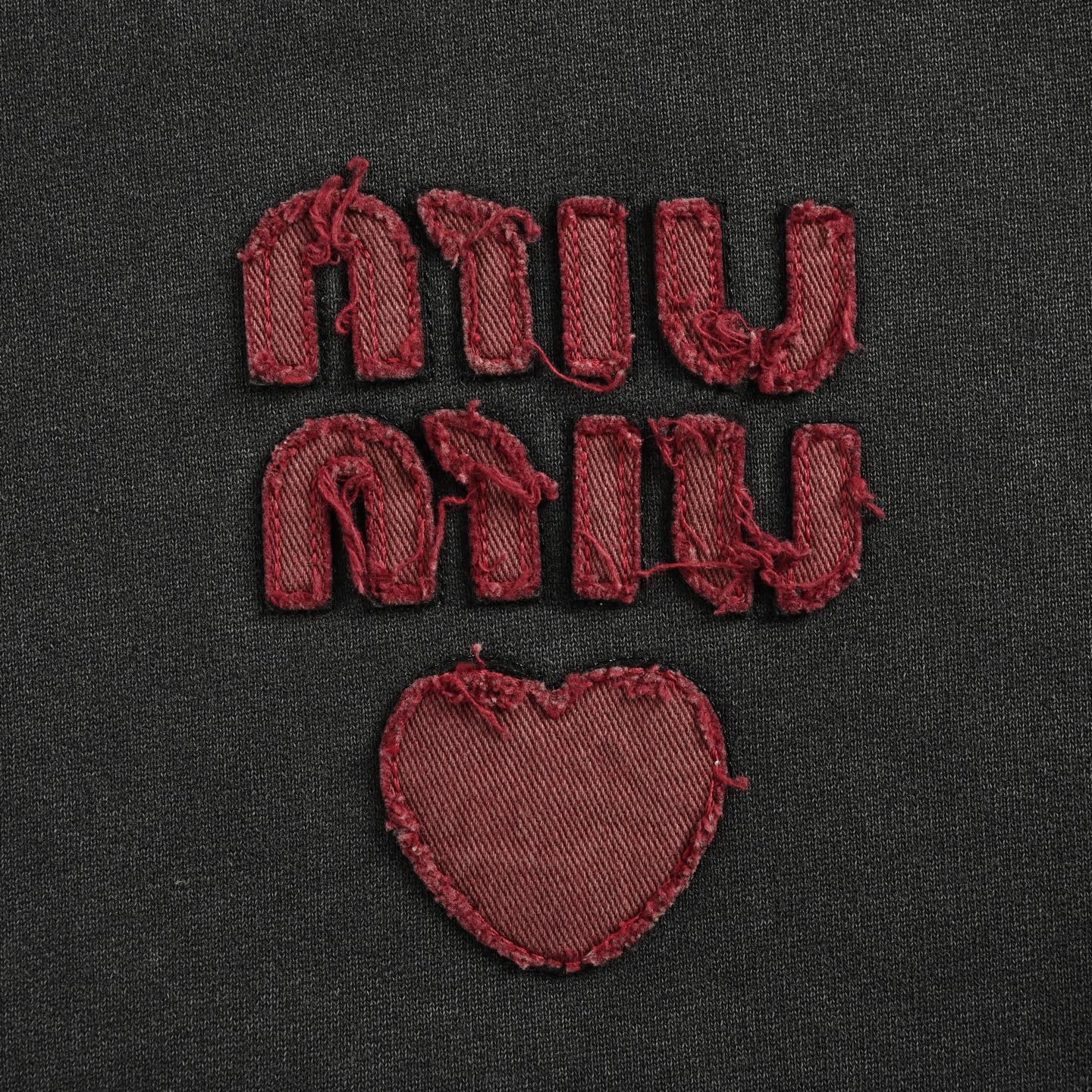 Miu Miu/缪缪 25Fw 字母爱心贴布水洗做旧连帽卫衣