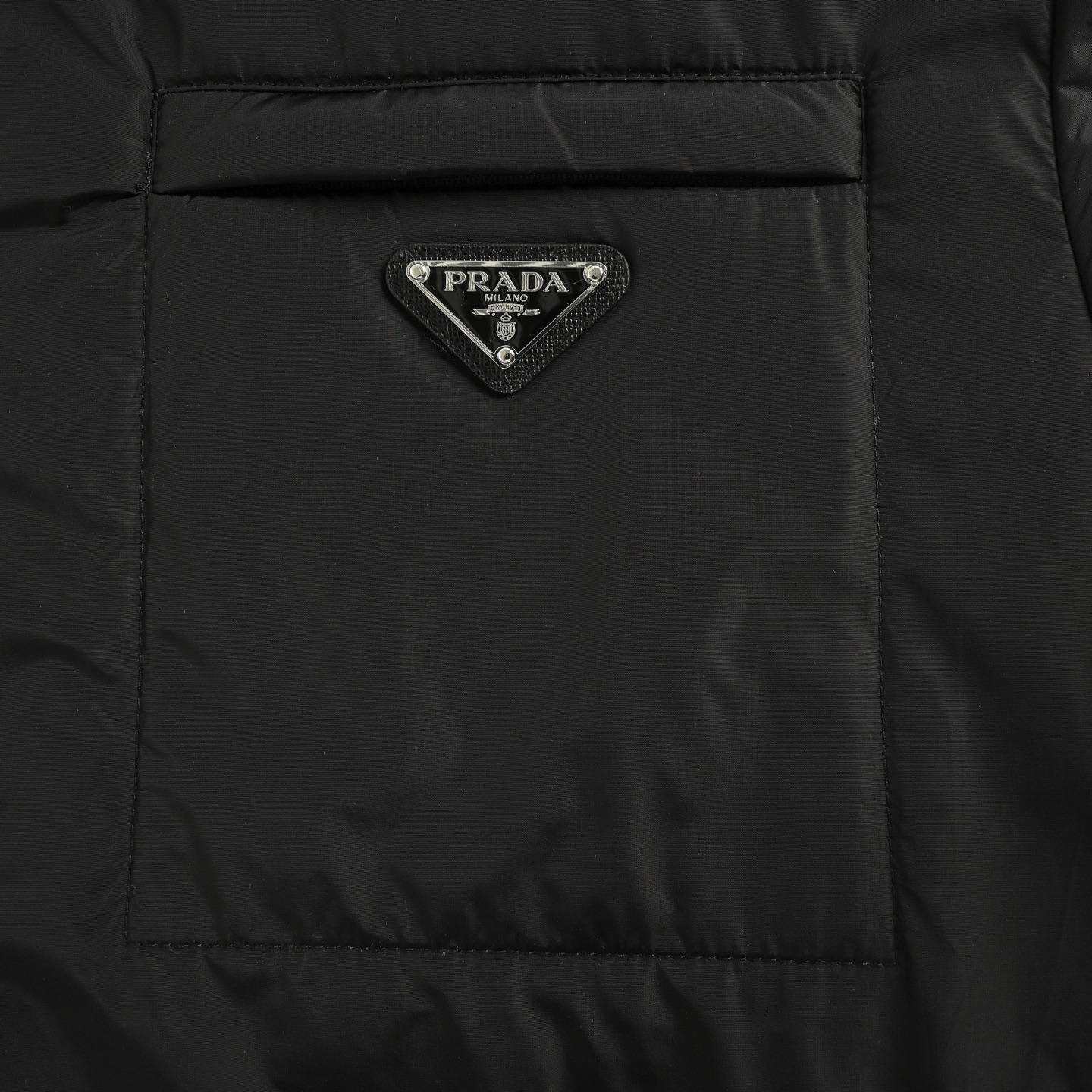 Prada/普拉达 再生尼龙轻薄棉服外套 Prada/普拉达 再生尼龙轻薄棉服外套
